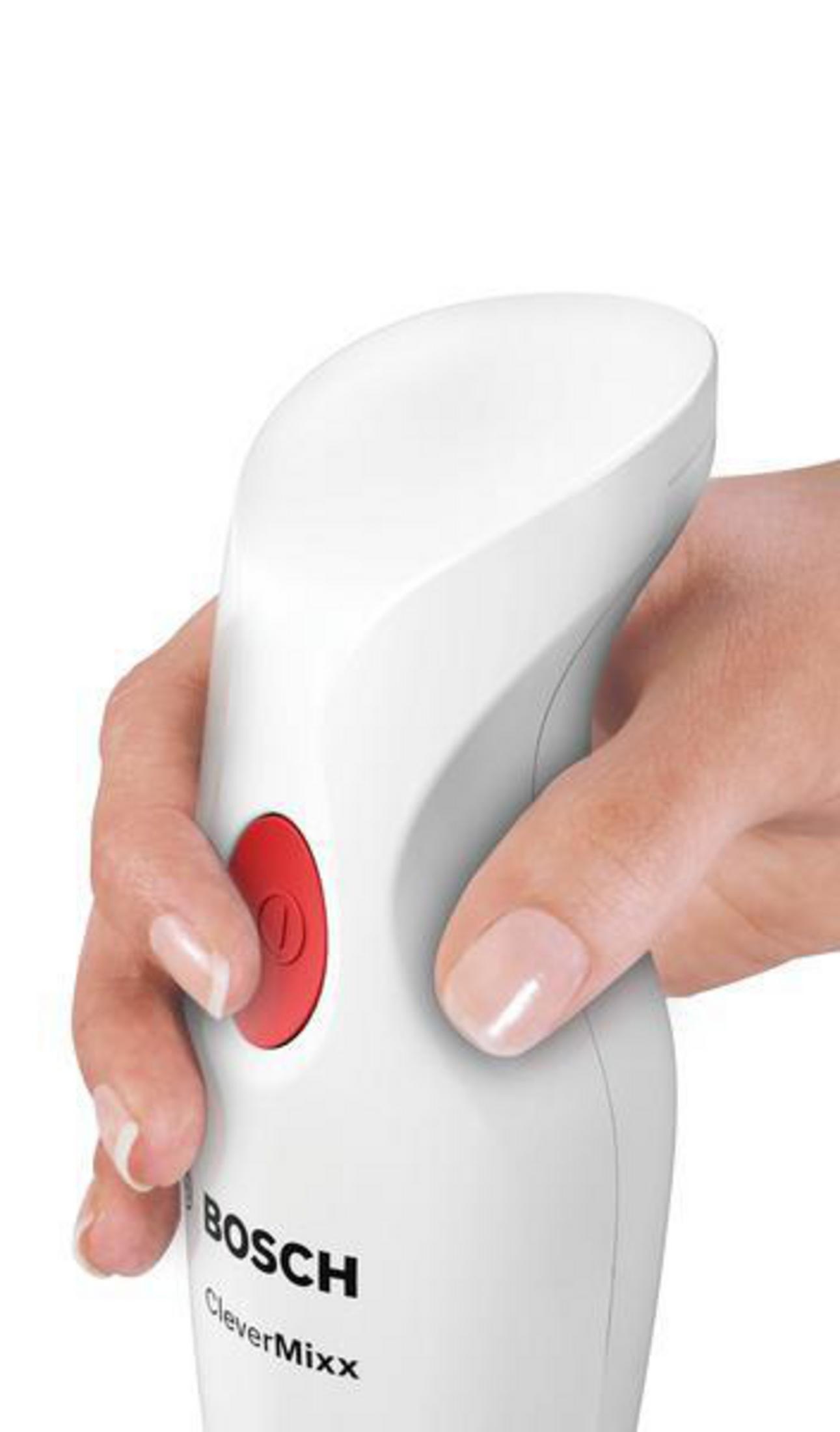 Nahaufnahme einer Hand, die einen weißen Bosch CleverMixx-Mixer hält. Roter Einschaltknopf.