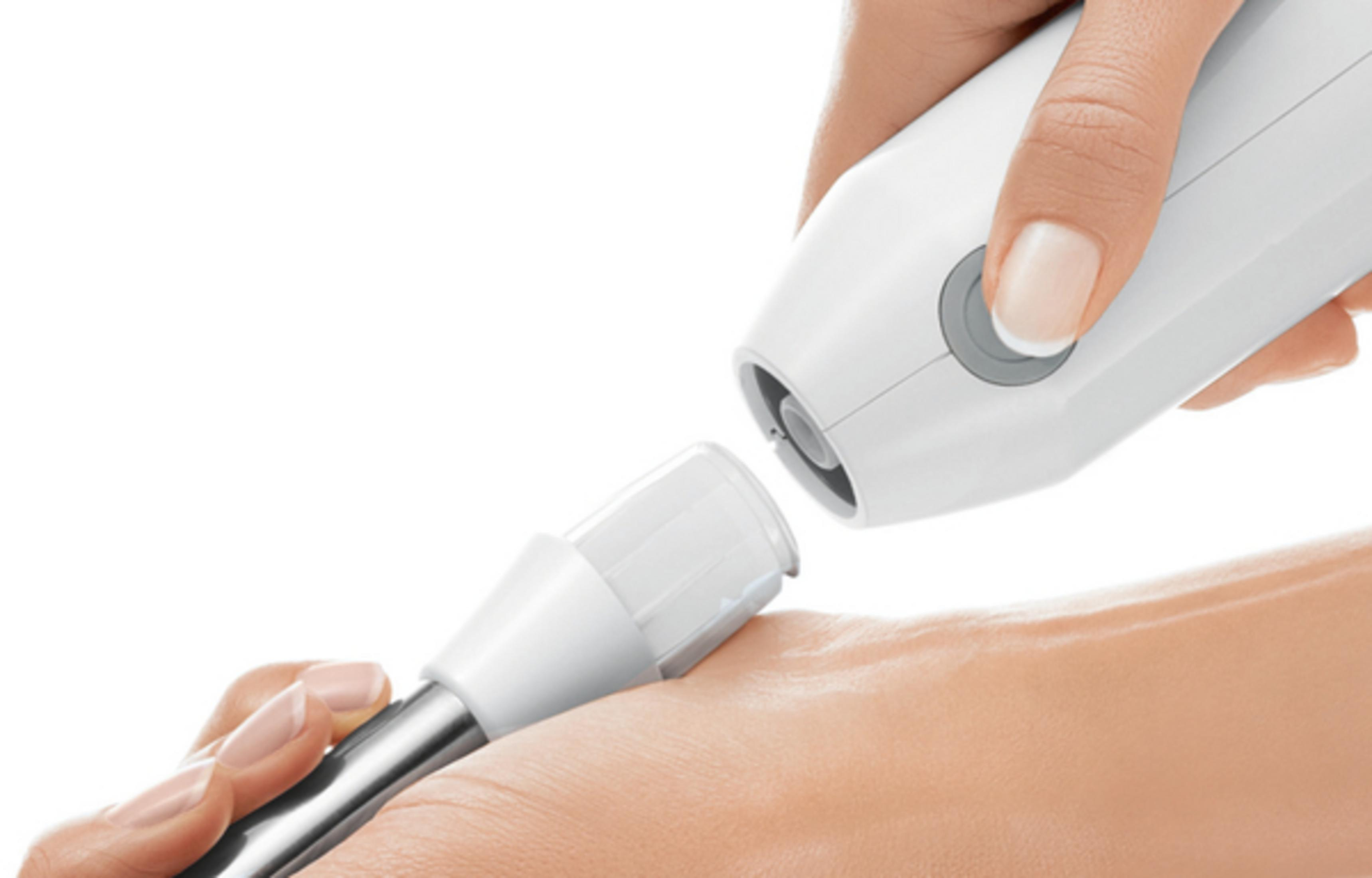 Ręka mocująca końcówkę blendującą do białego blendera ręcznego, zbliżenie na białym tle.