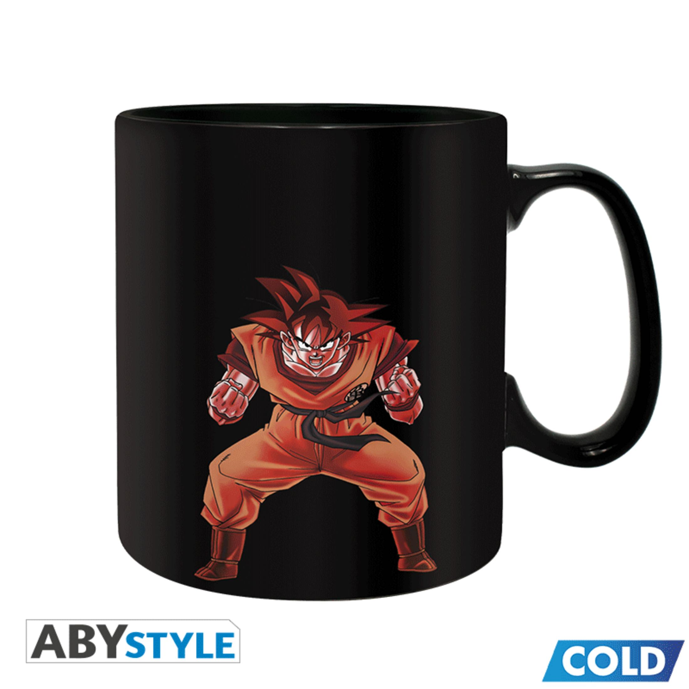 Schwarze Tasse mit Goku in seinem orangenen Outfit, bereit für die Action.