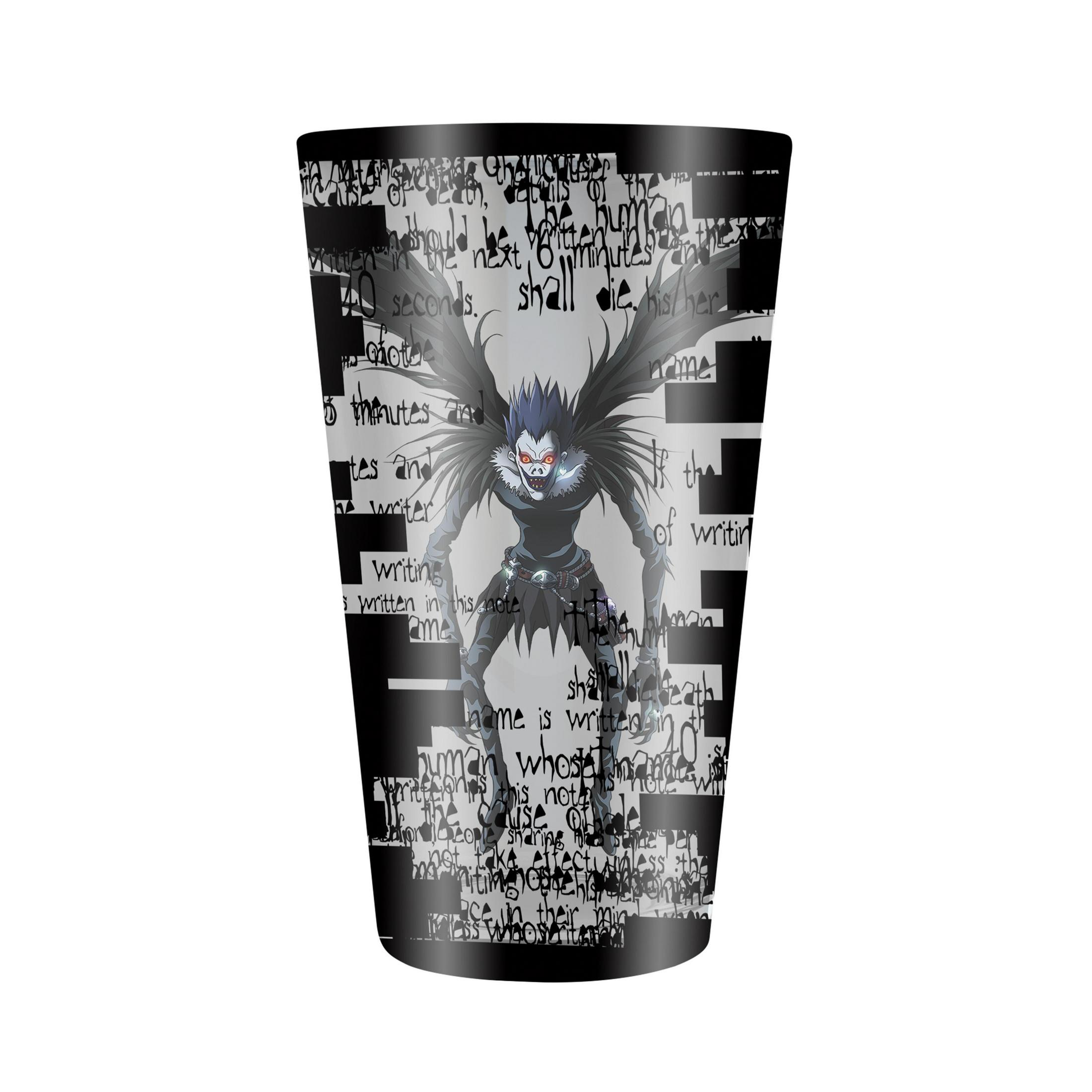 Glas im Anime-Stil mit dunkler Figur und Text. Die Figur hat Flügel und ist in schwarzer Kleidung.