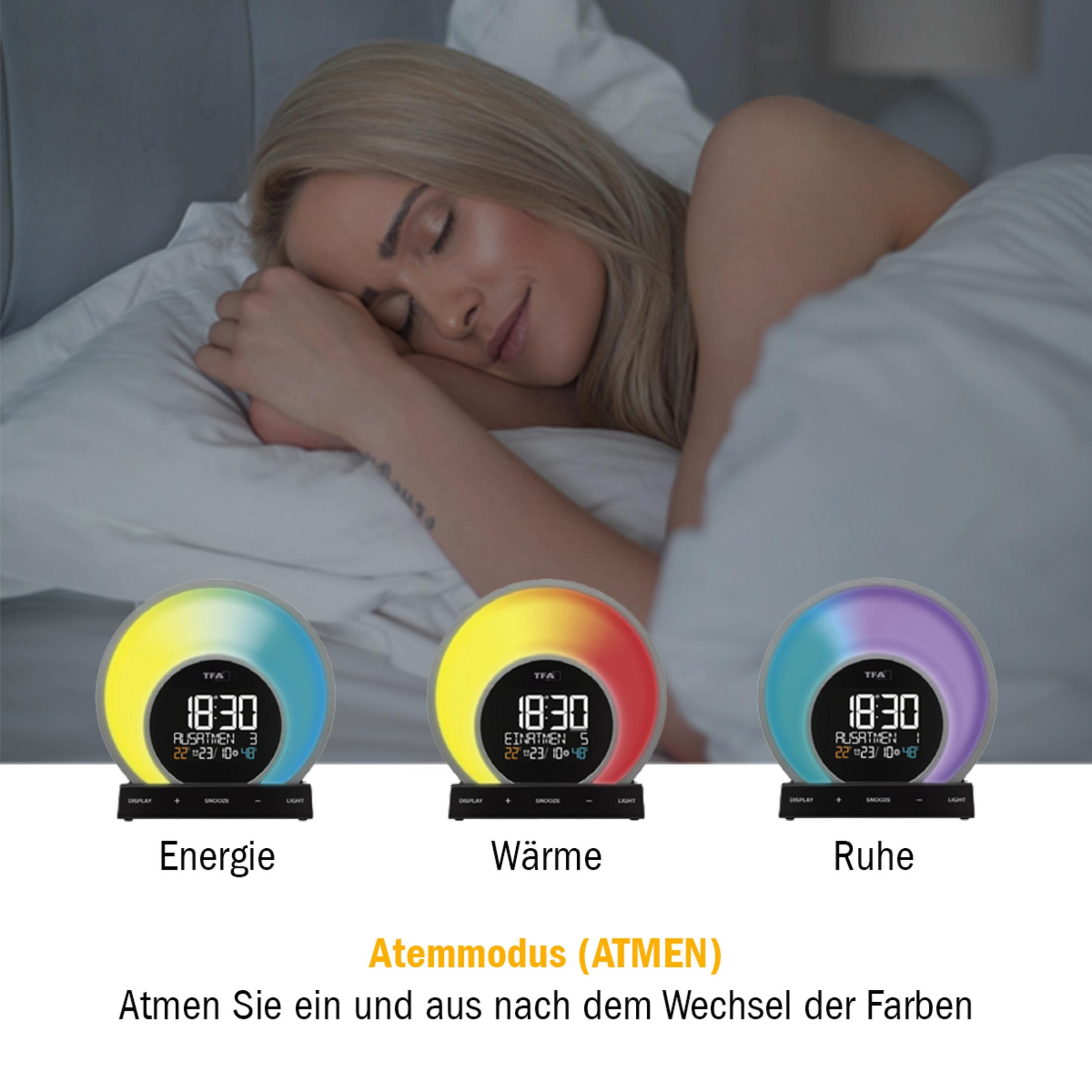 Schlafende Frau im Bett mit drei farbwechselnden Weckern, die Zeit und Modi anzeigen.