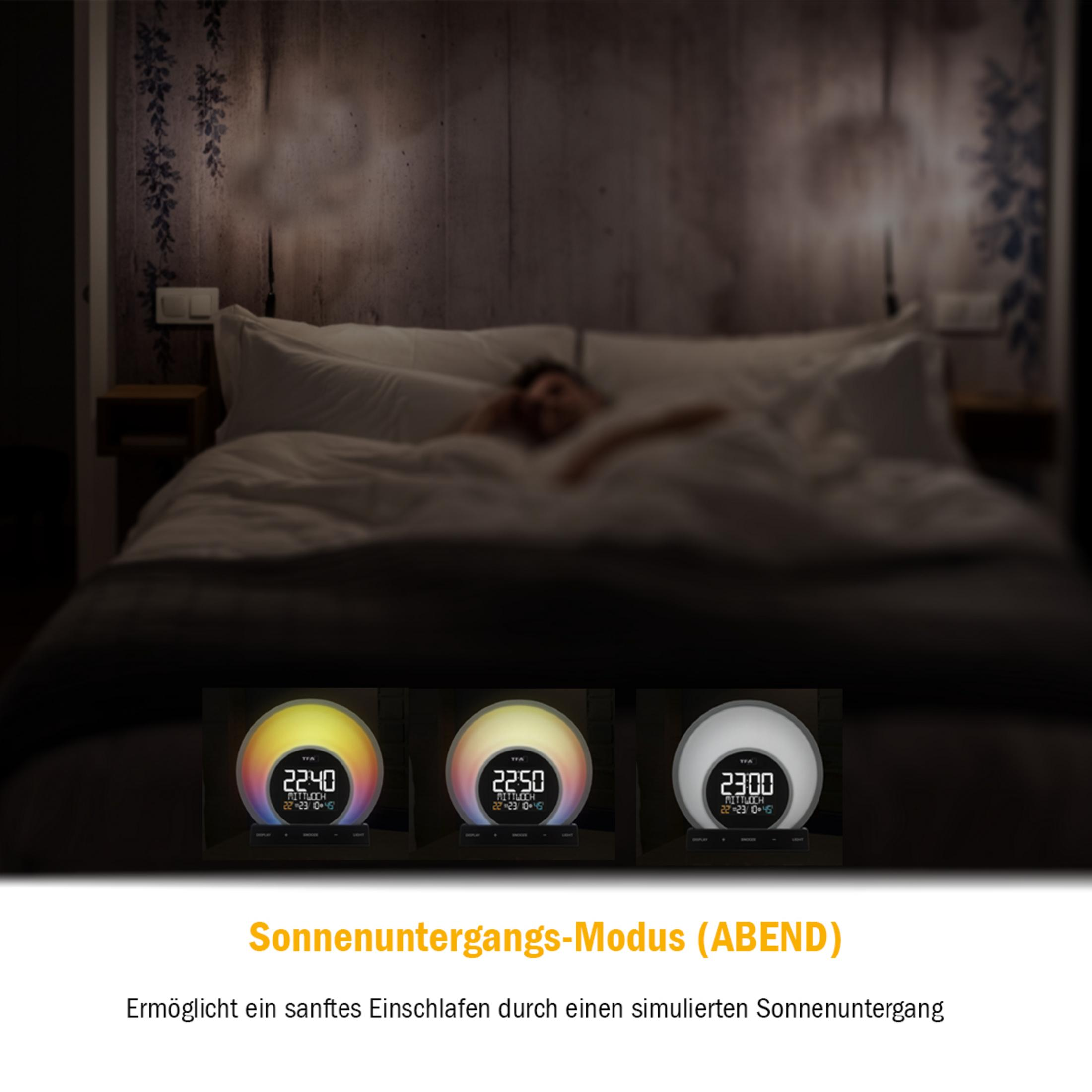 Eine Frau im Bett mit Weckern im Vordergrund.