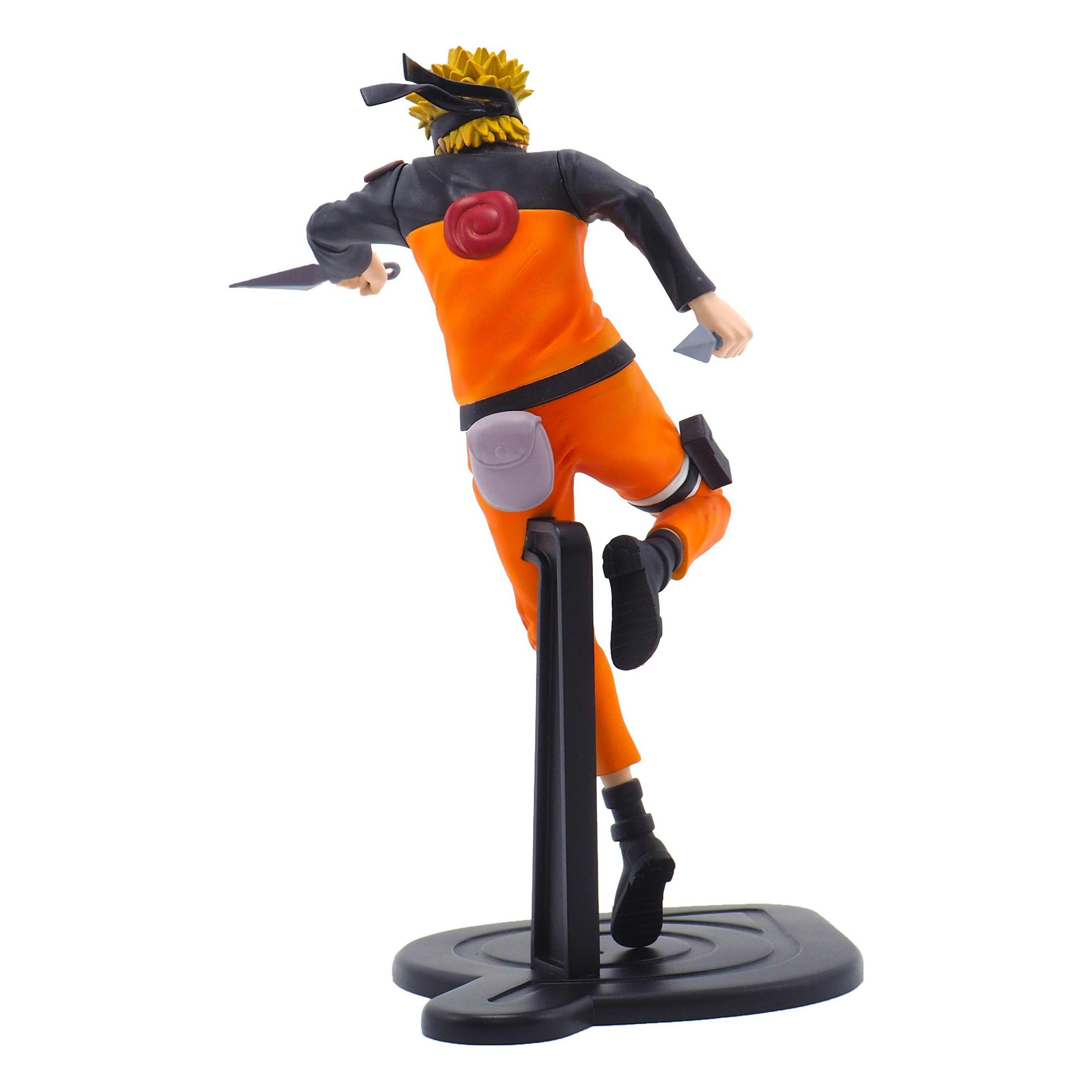 Eine Naruto-Figur in dynamischer Pose, mit schwarzem Sockel und Waffen haltend, orange-schwarzes Outfit.