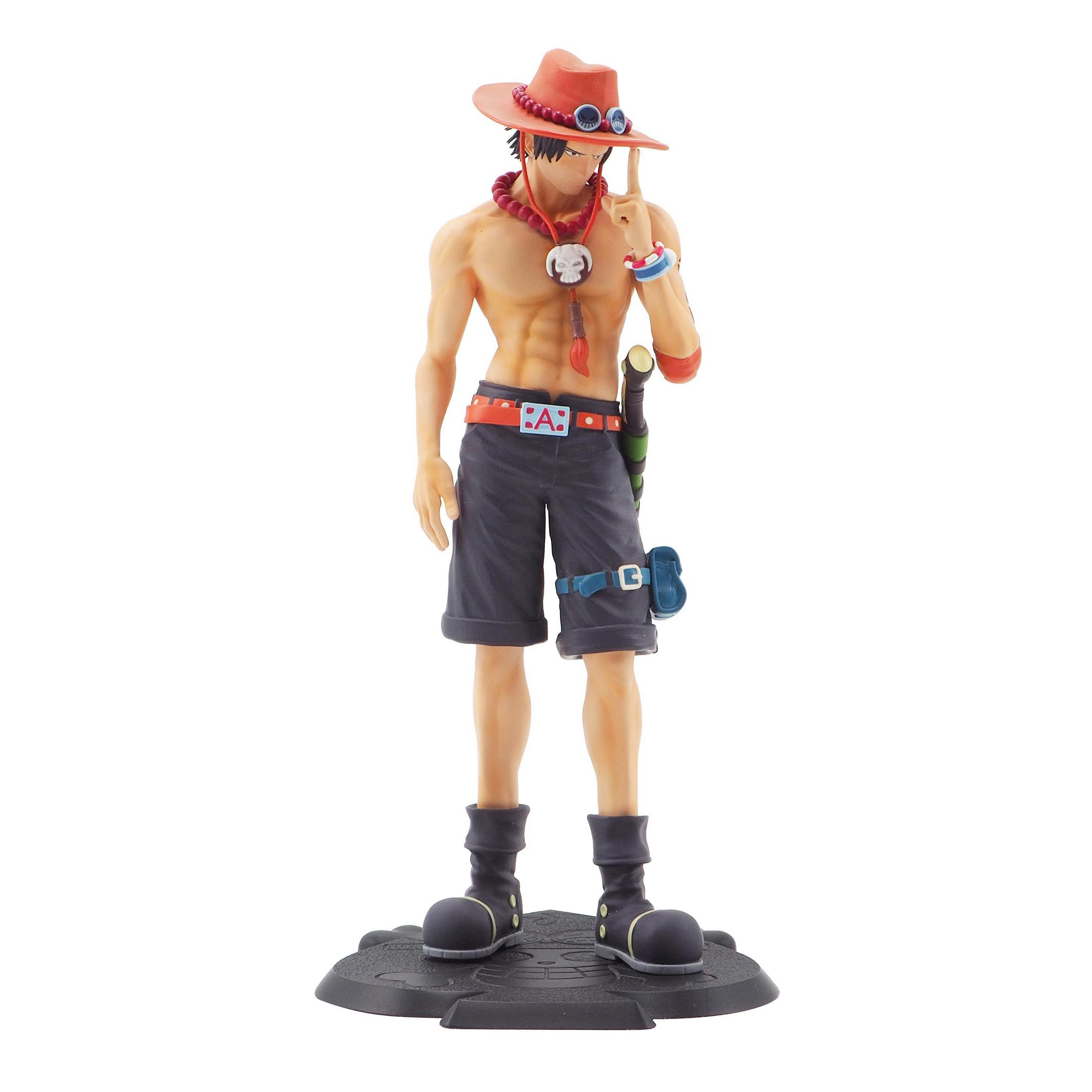 Anime-Figur eines Mannes ohne Hemd mit Shorts, Hut und Stiefeln. Er zeigt nach oben. Weißer Hintergrund.