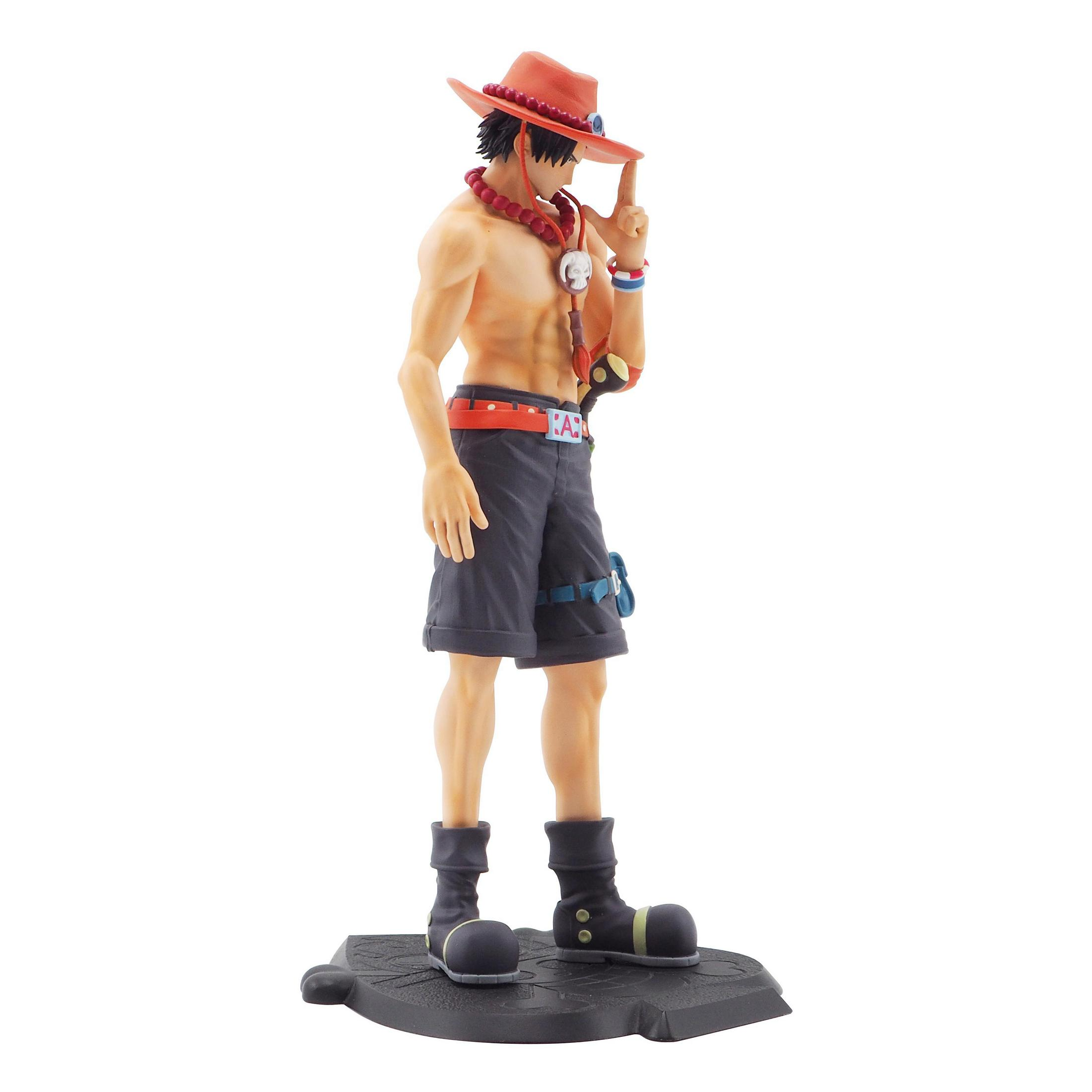 Figur einer Mannes ohne Hemd mit Shorts und Hut. Der Mann steht auf einem Sockel.