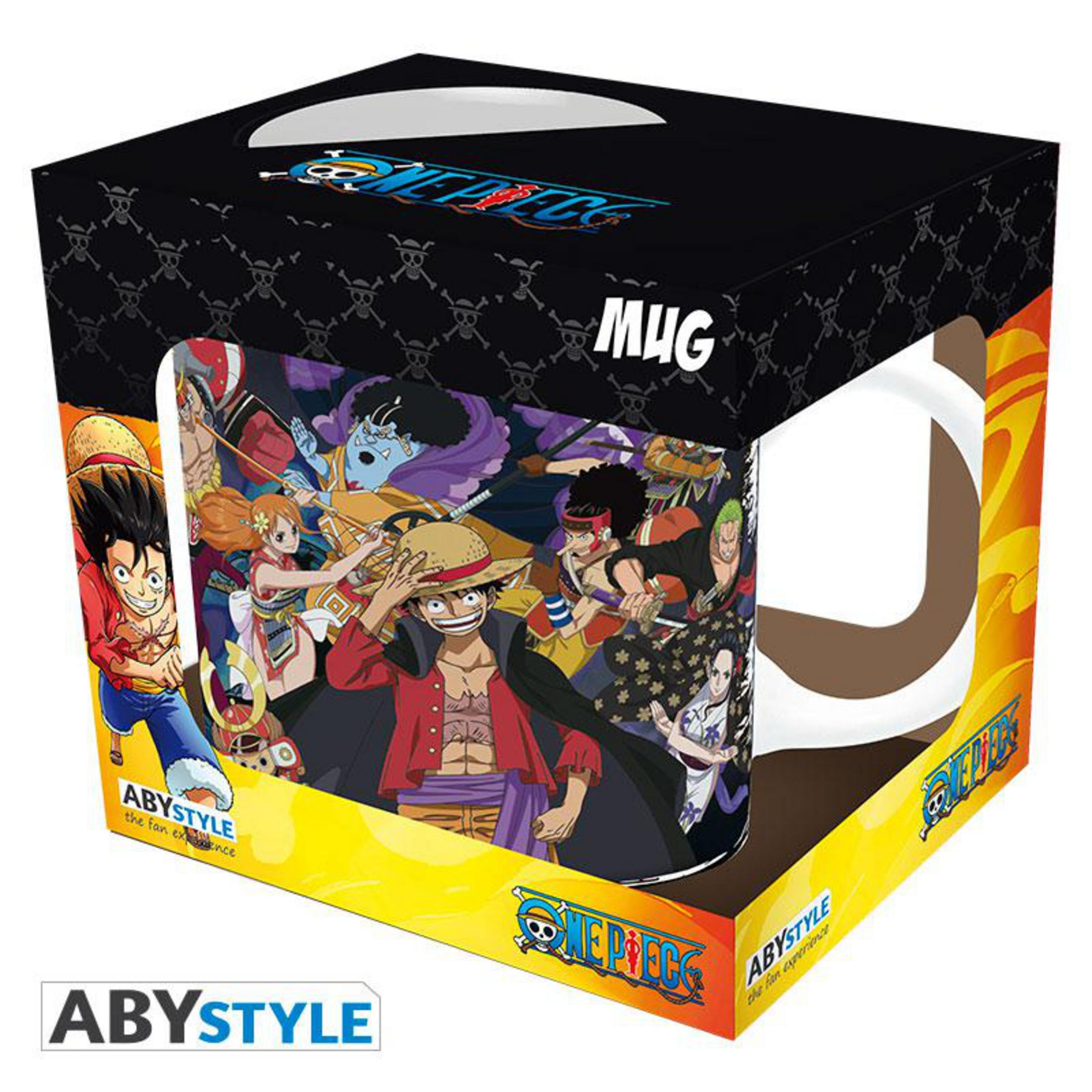 Tasse mit One Piece-Charakteren. Die Tasse ist weiß, die Box ist schwarz. Auf der Box steht 'MUG' und 'ONE PIECE'.