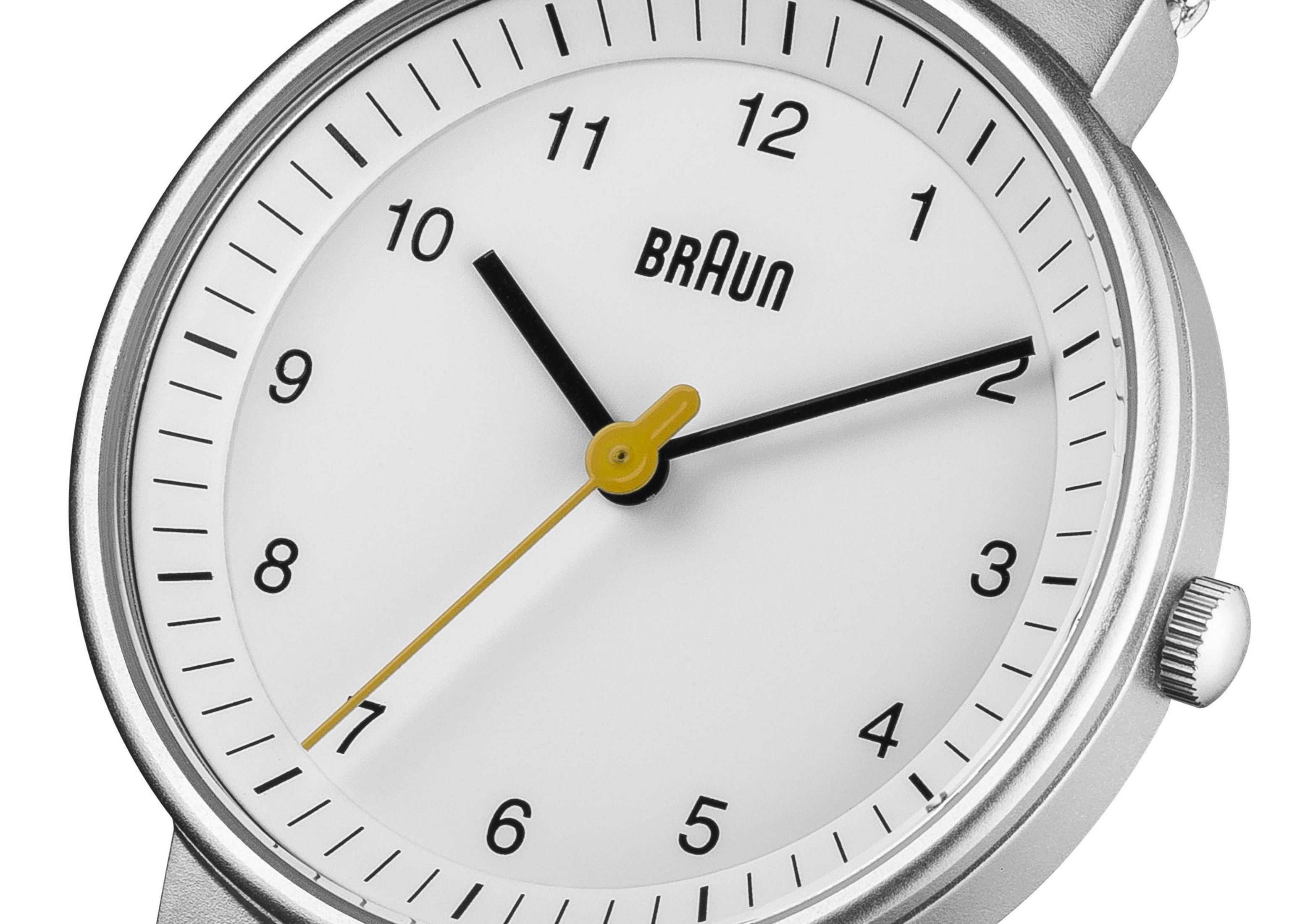 Silberne Uhr mit weißem Zifferblatt, schwarzen Zeigern und gelbem Sekundenzeiger.