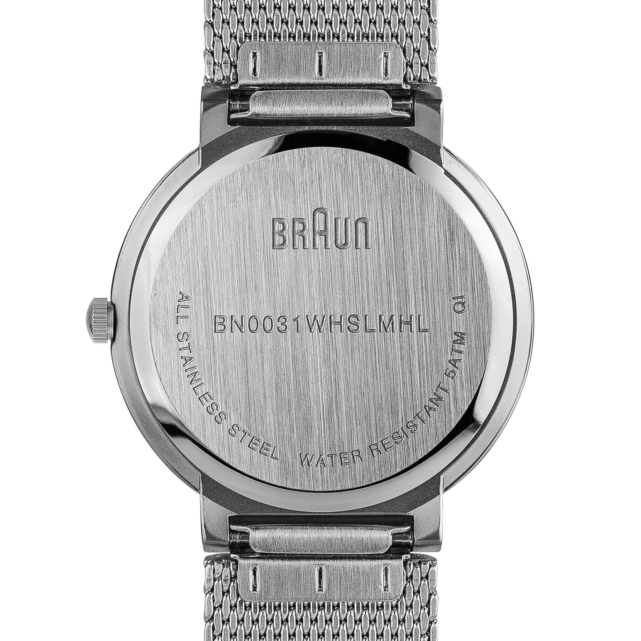 Rückseite einer Braun-Uhr mit Edelstahlarmband. Der Gehäuseboden hat Text.