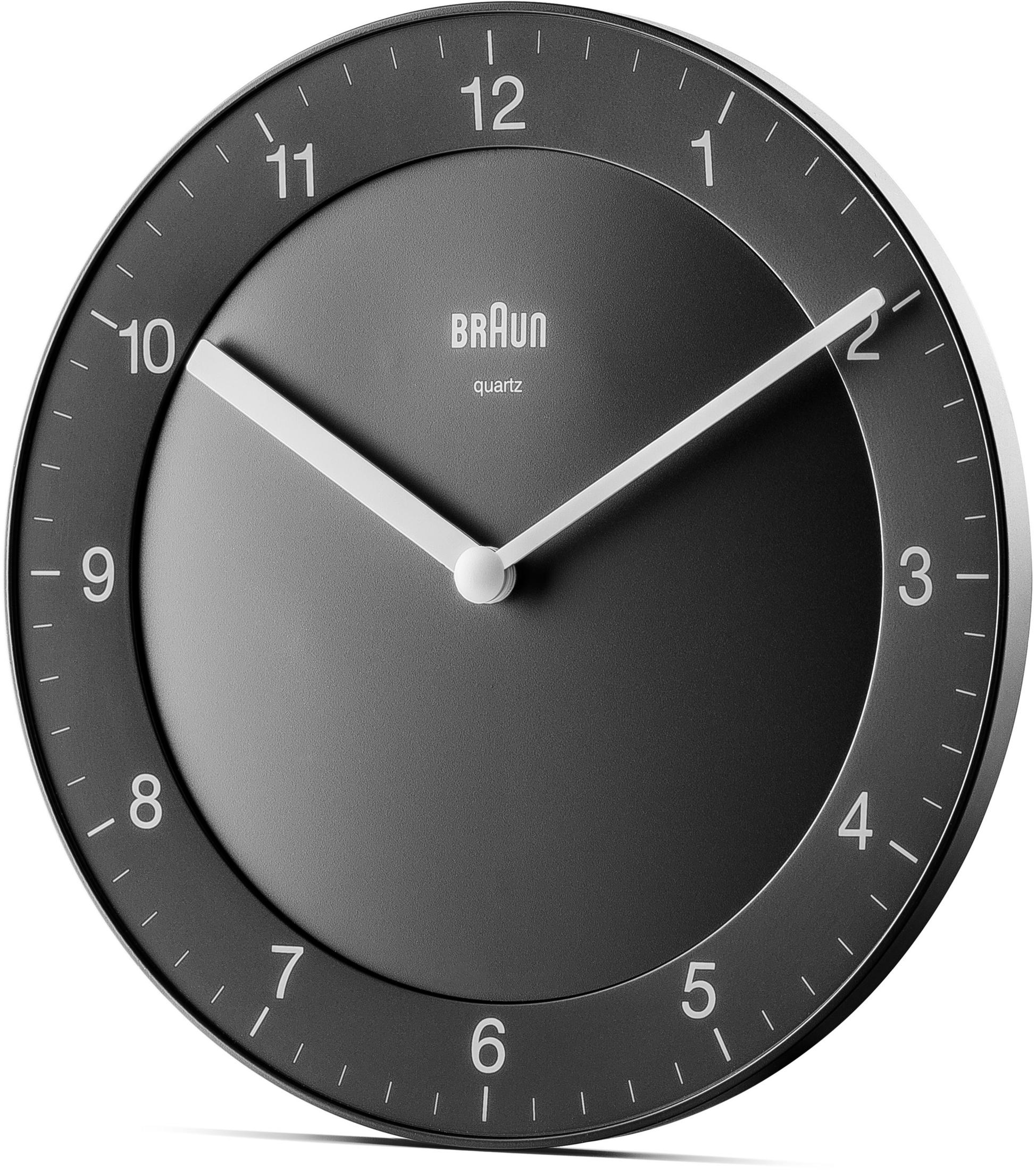Nahaufnahme einer runden schwarzen Wanduhr, die die Zeit anzeigt. Die Uhr hat weiße Zeiger und Zahlen.