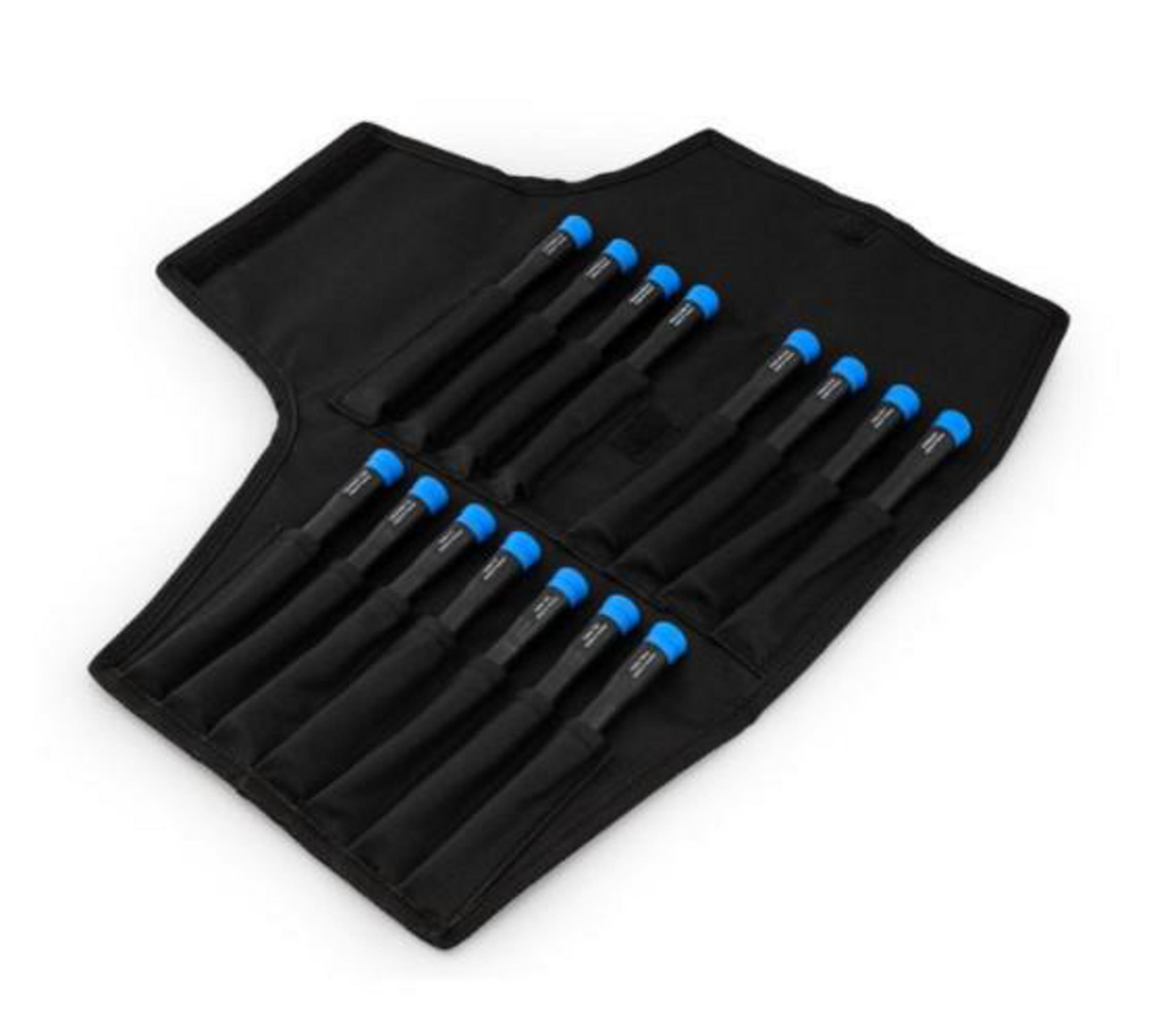 Czarny zwój narzędzi z niebieskimi końcówkami wkrętaków.