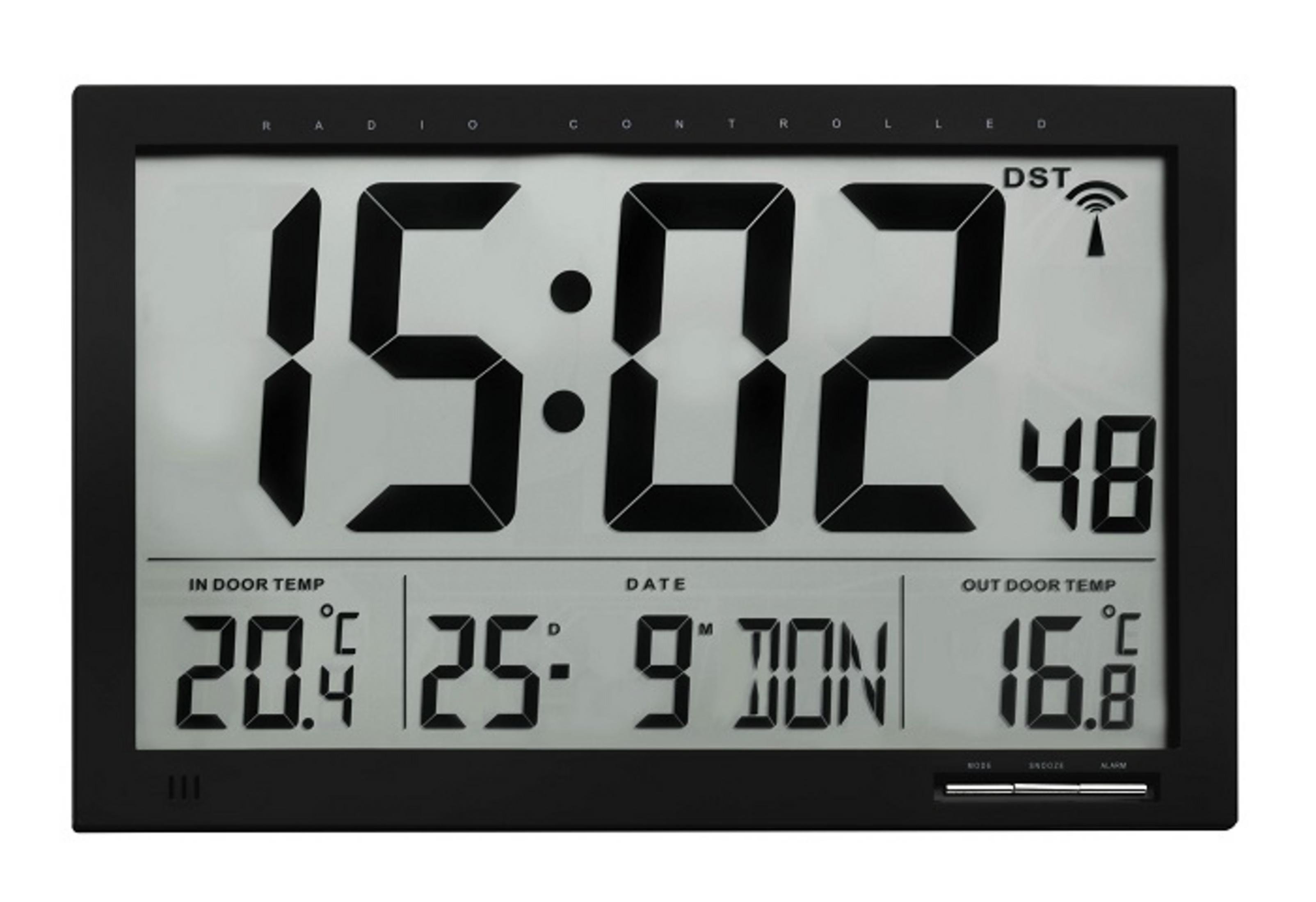 Schwarze Digitaluhr mit großen Ziffern, die Zeit, Datum und Temperatur anzeigen. Weißer Hintergrund.