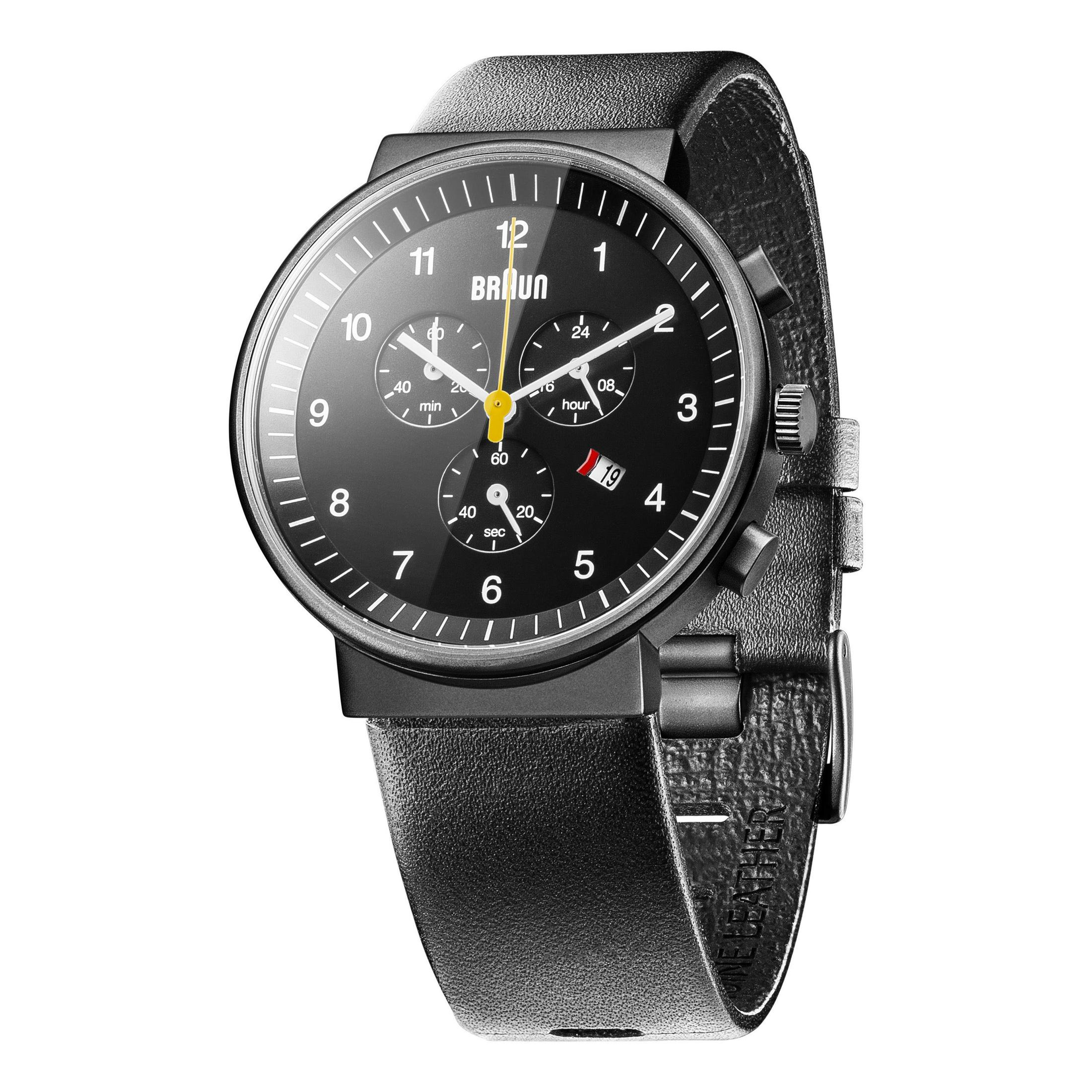 Schwarze Braun-Uhr mit schwarzem Lederarmband.