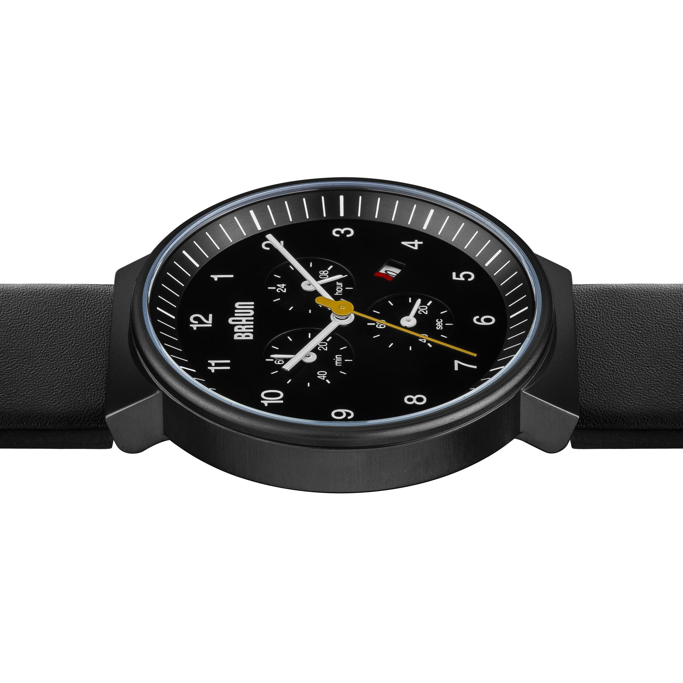 Eine schwarze Uhr mit schwarzem Zifferblatt, weißen Zahlen und schwarzem Lederarmband.