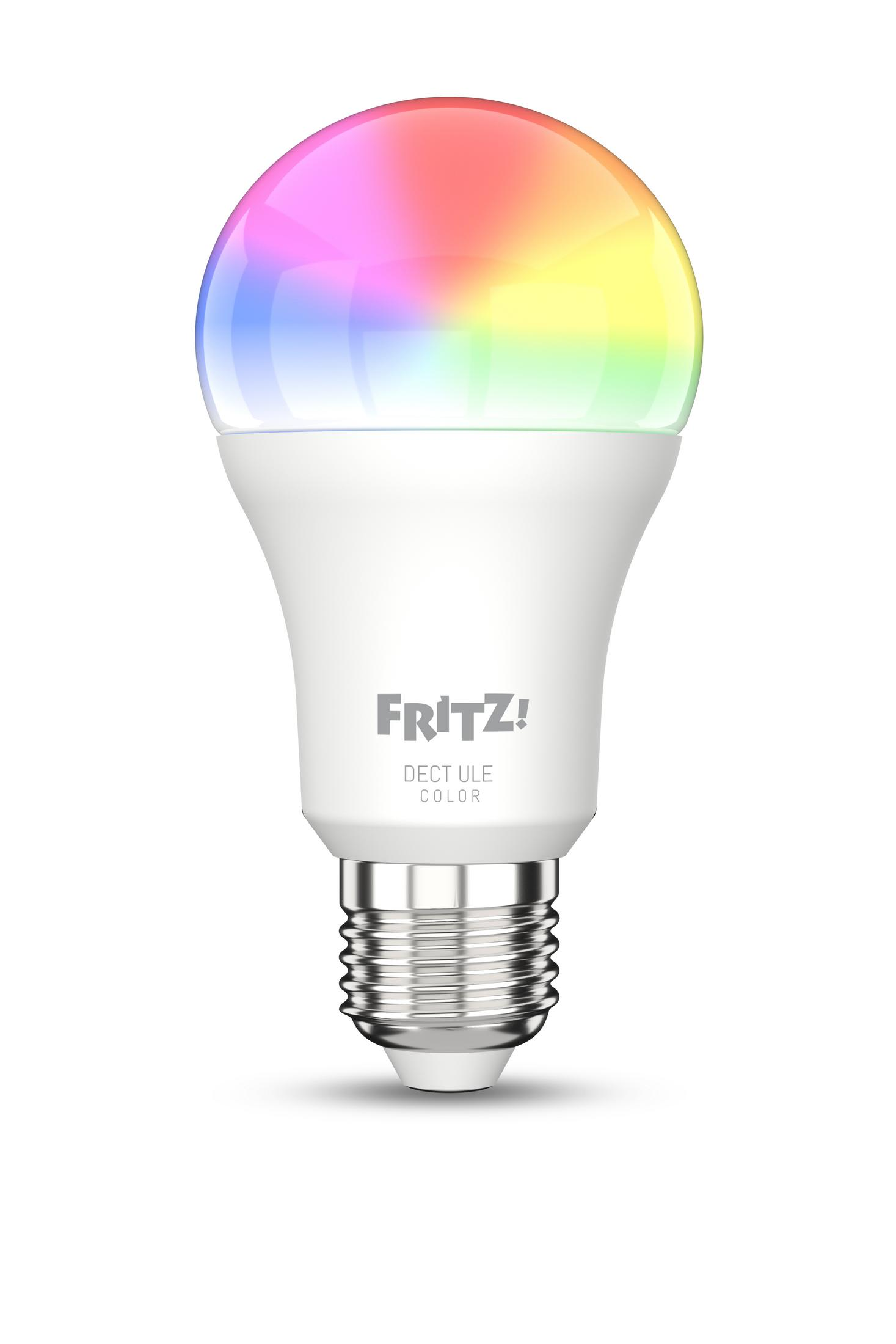 Eine weiße intelligente Glühbirne mit Regenbogenfarben oben, weißem Sockel und silberner Schraube.