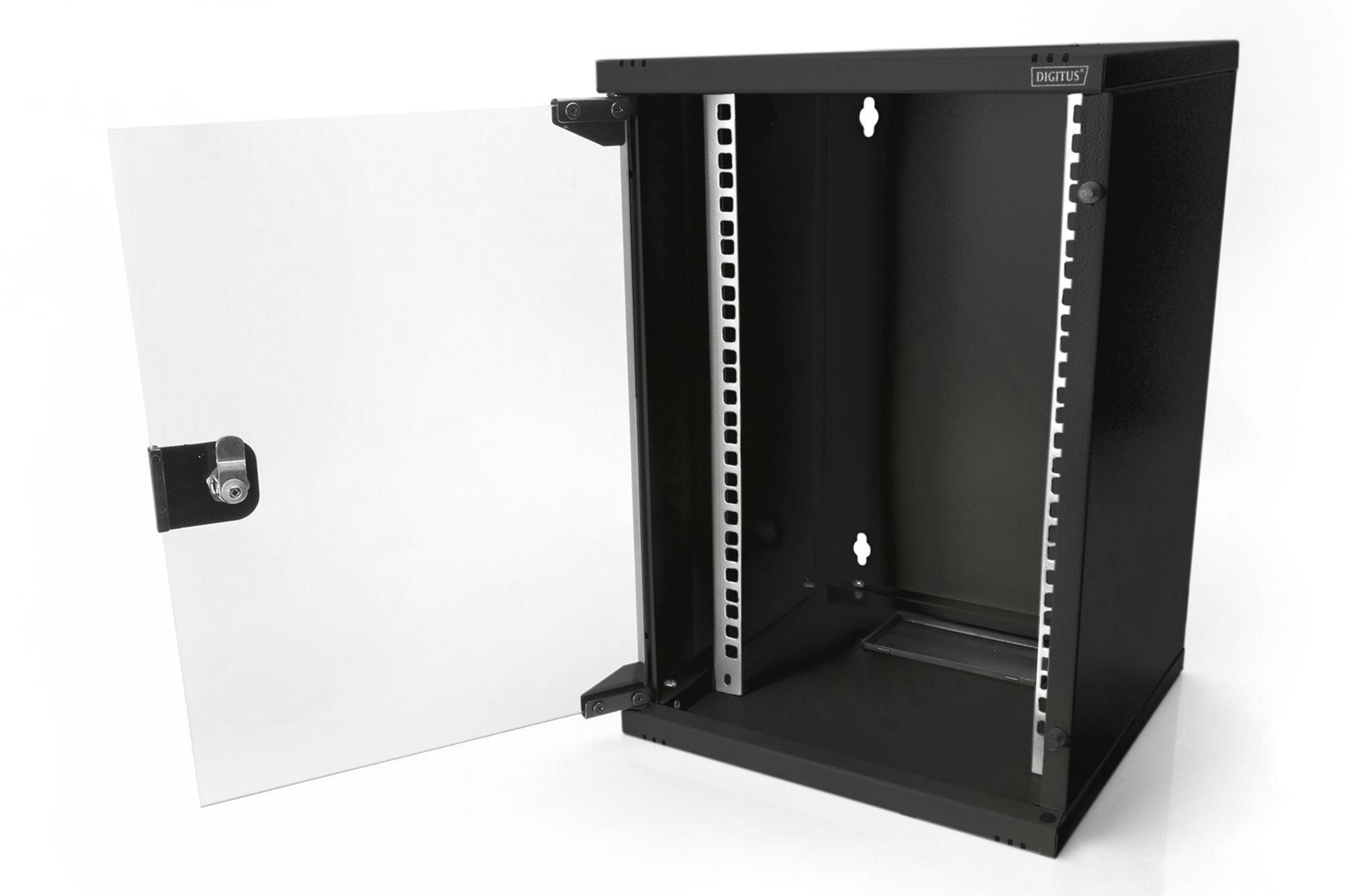 Schwarzer Serverschrank. Weiße Tür offen. Schwarzes Innere. Weißer Hintergrund.