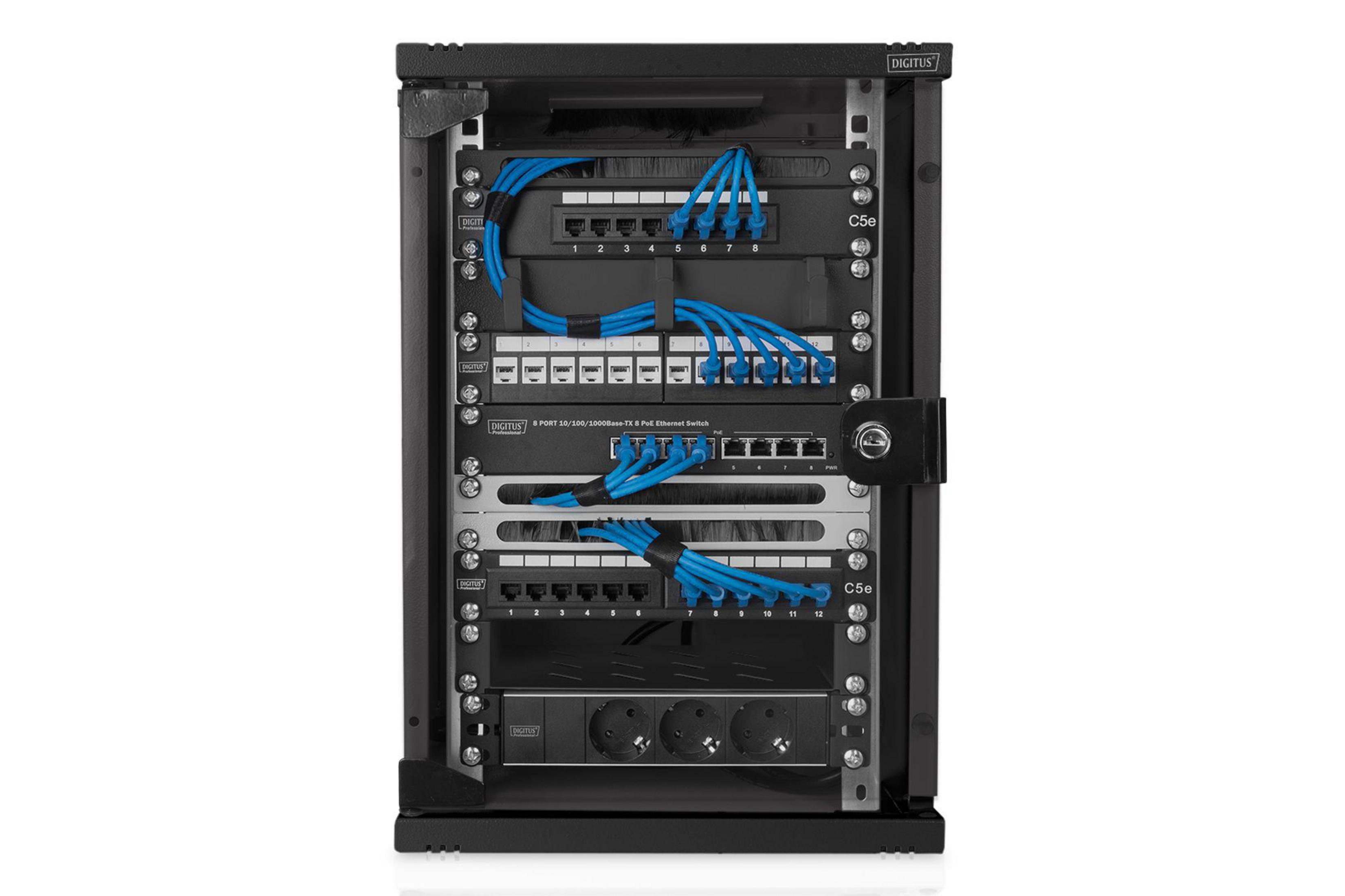 Ein schwarzes Server-Rack mit diverser Netzwerkausrüstung und blauen Kabeln, vor weißem Hintergrund.