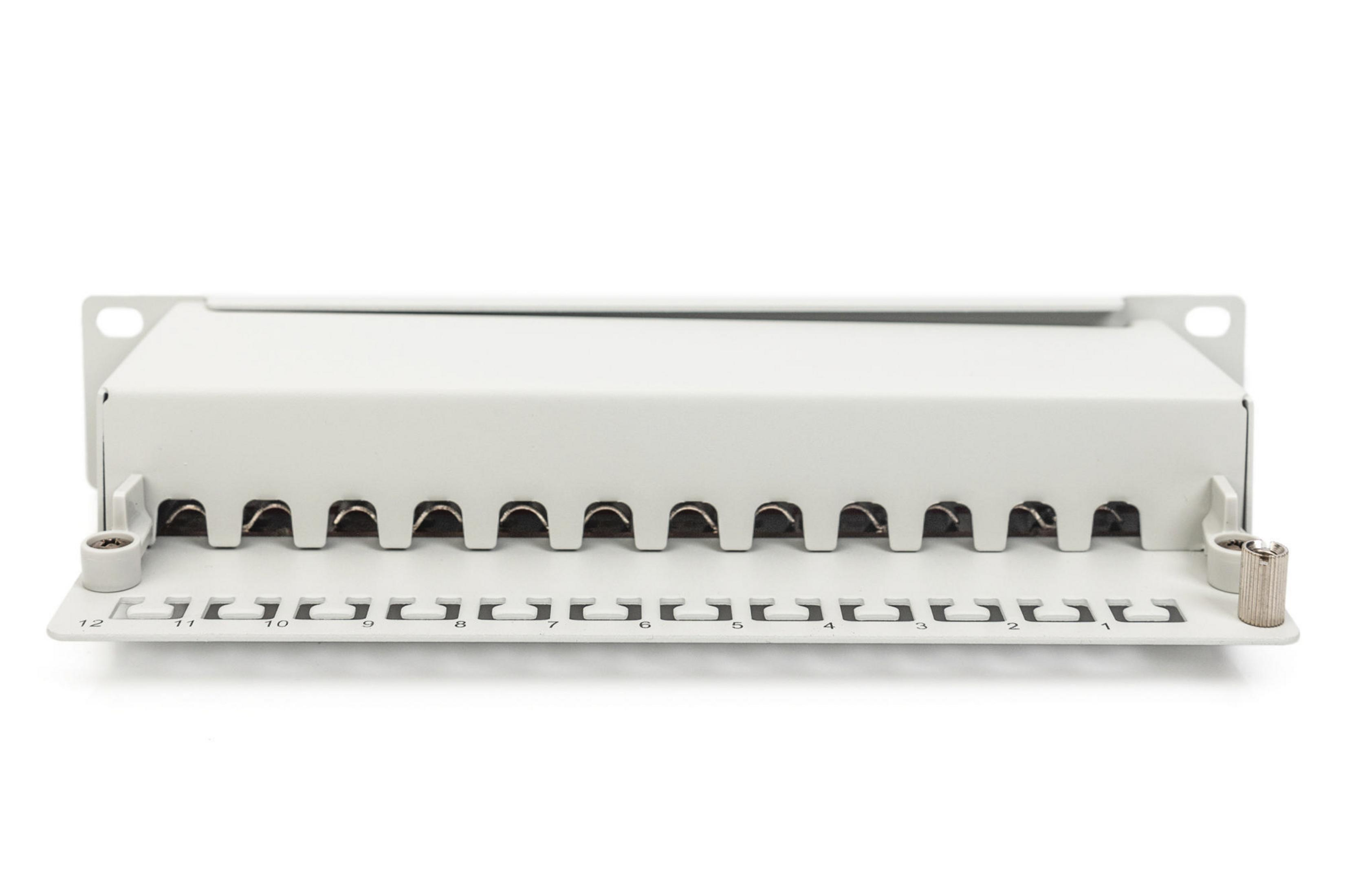 Ein weißes Patchpanel mit mehreren Anschlussports auf weißem Hintergrund.