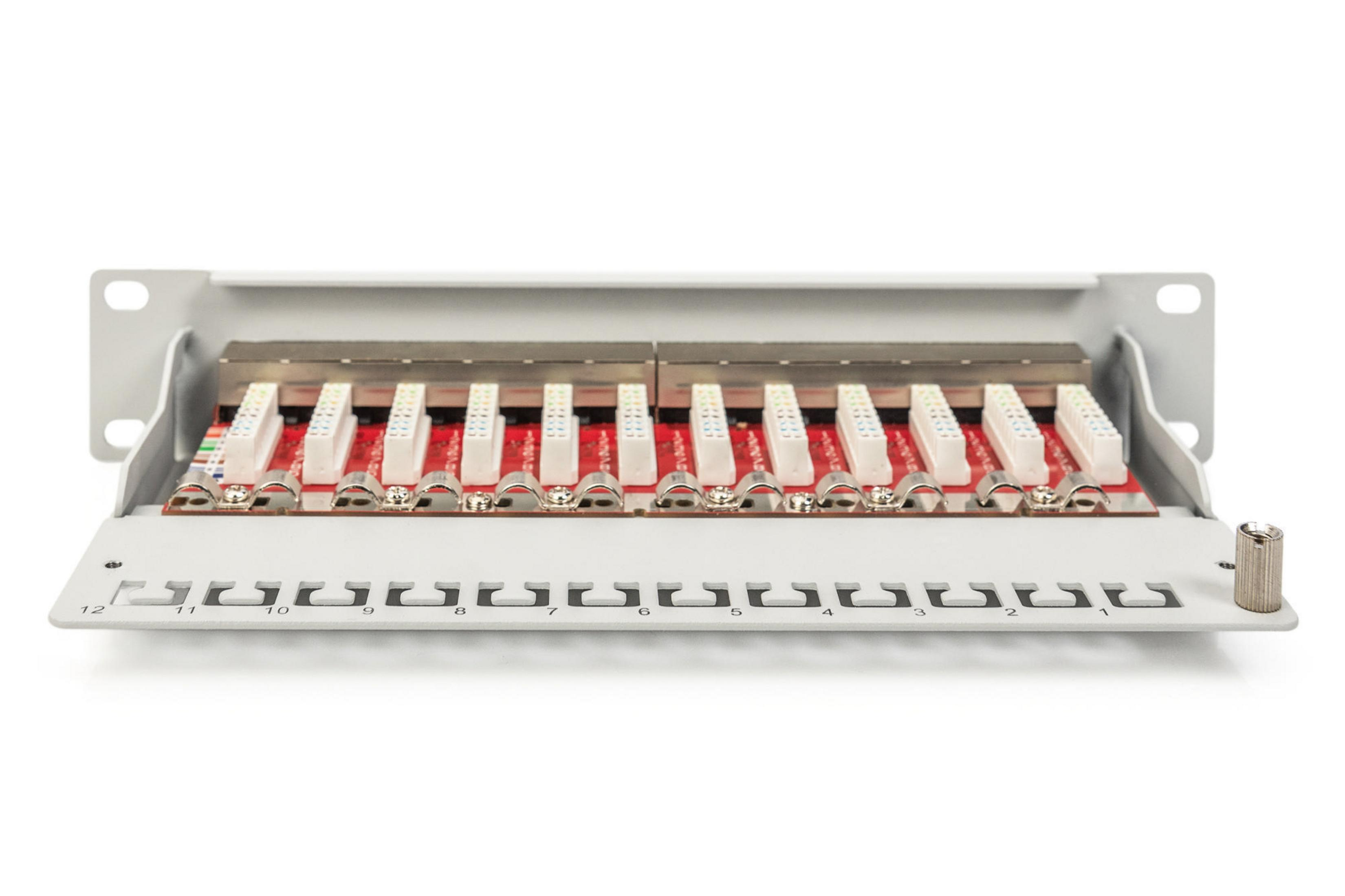 Eine weiße Server-Rack-Komponente mit mehreren Anschlüssen, roten und weißen Steckern.