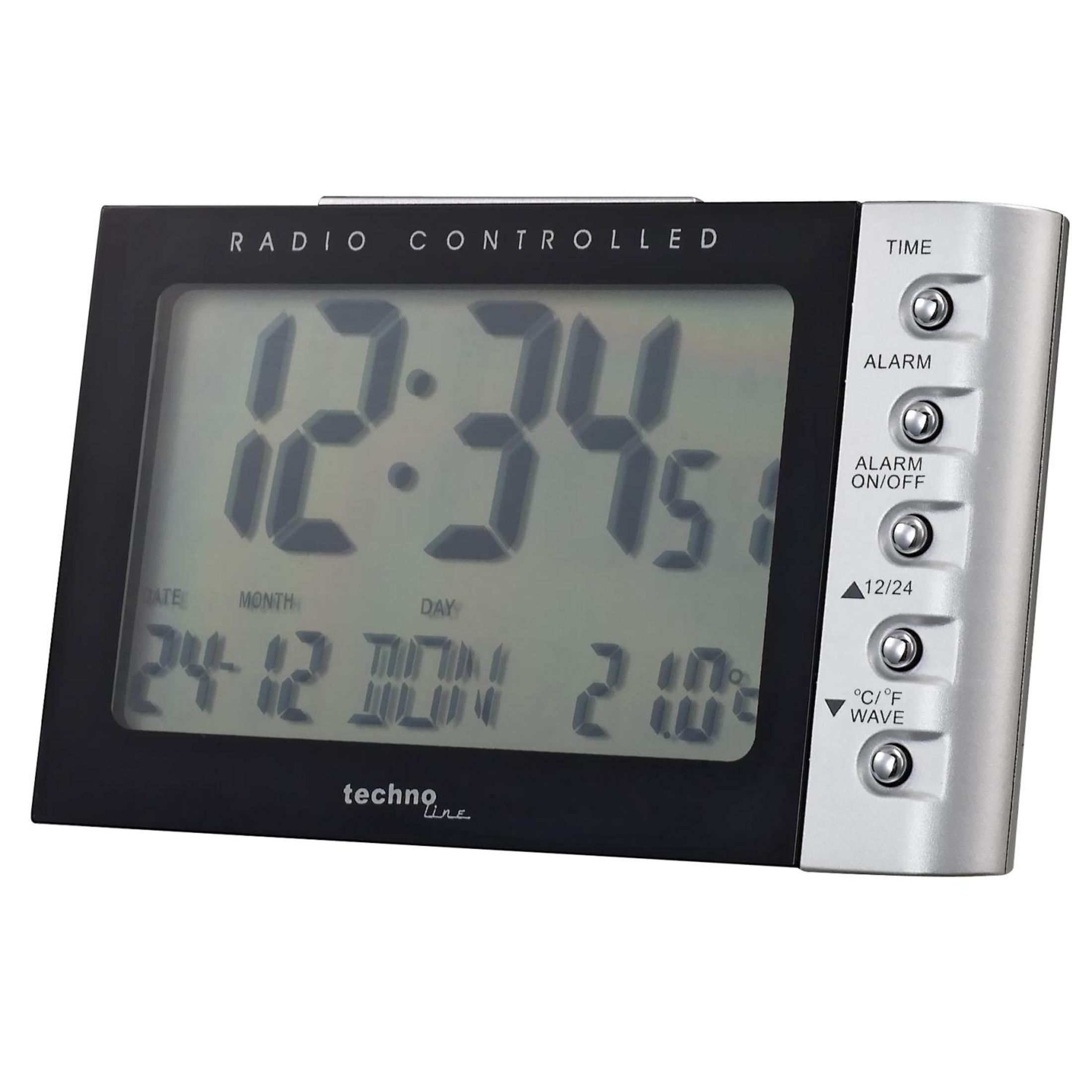 Schwarz-silberne digitale funkgesteuerte Uhr, die Uhrzeit und Datum anzeigt. Weißer Hintergrund.