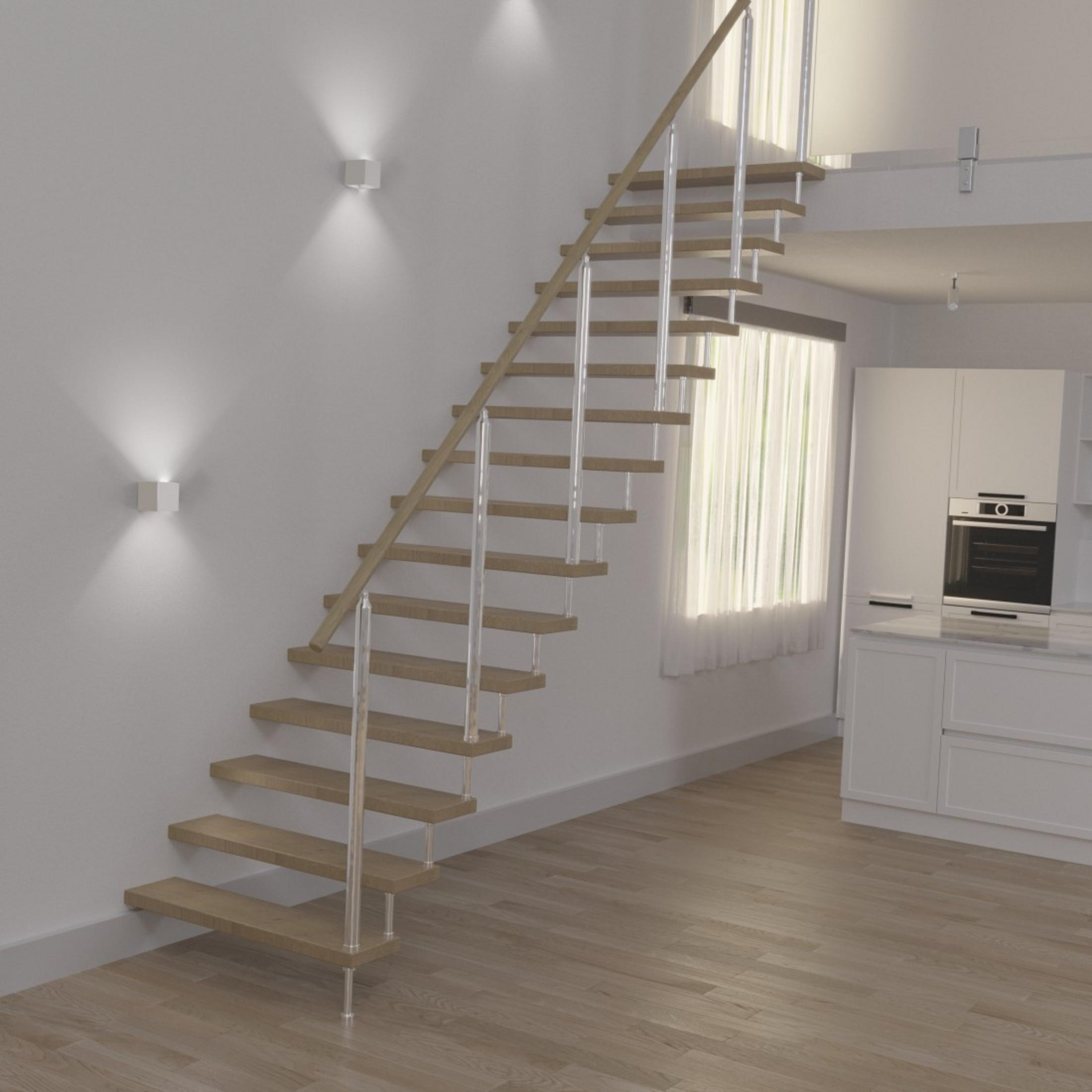 Drewniane schody z metalowymi balustradami. Białe ściany, światła, okno z zasłoną. Kuchnia w tle.