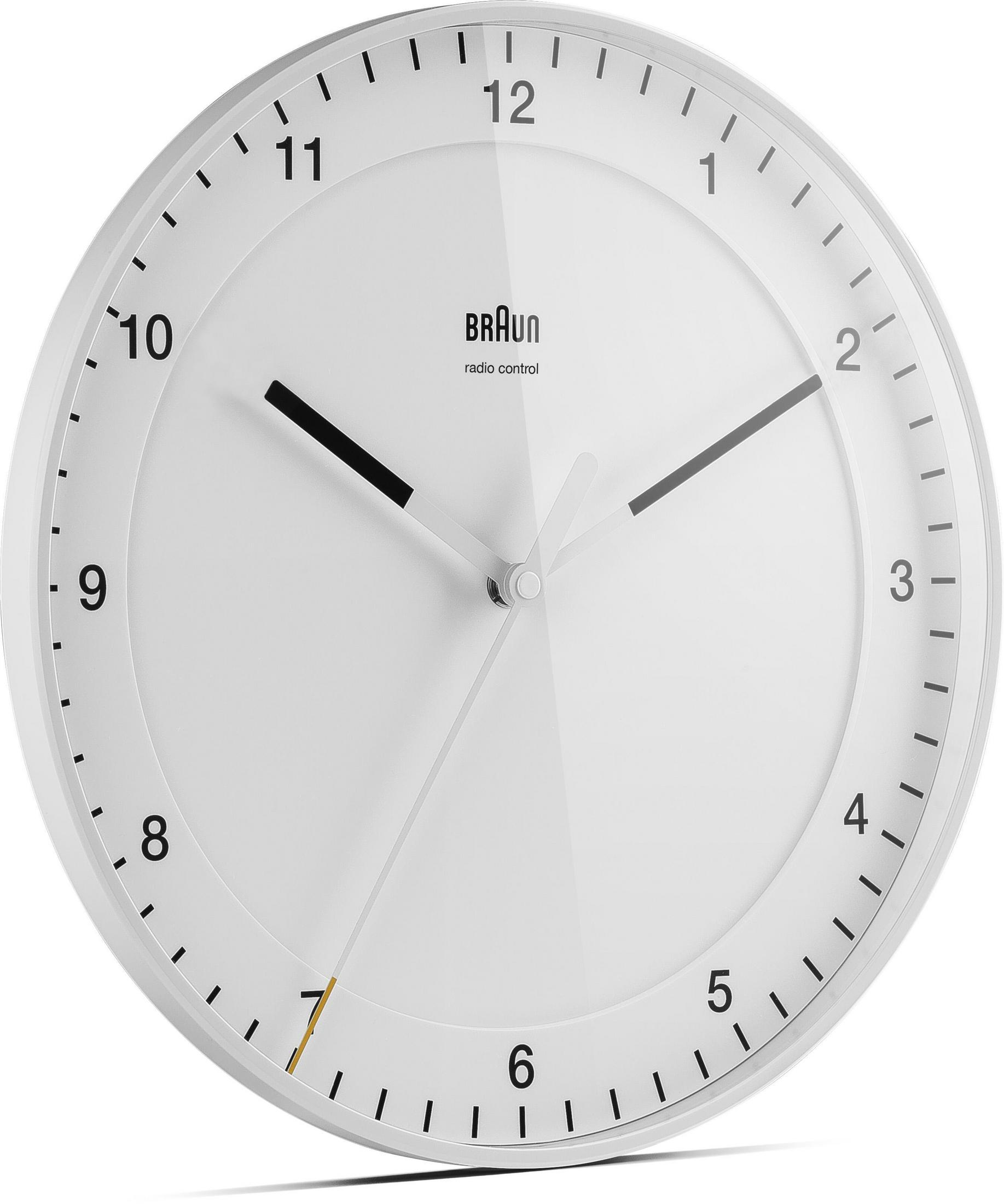 Weiße Braun Wanduhr. Mit schwarzen Zeigern und einer klaren Glasabdeckung.