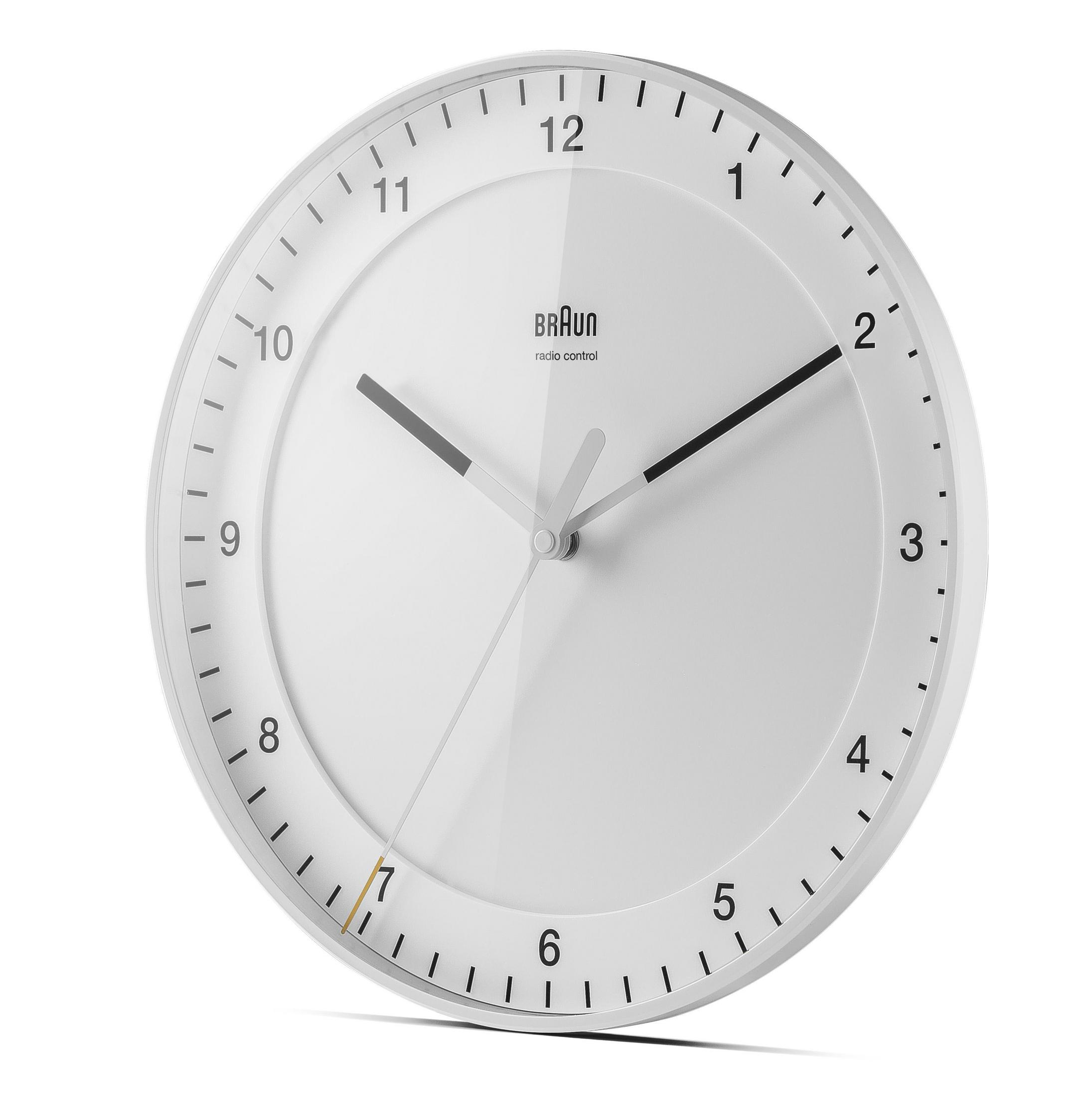 Weiße Braun Funkuhr. Schwarze Zeiger, Zahlen. Minimalistisches Design. Die Uhr ist auf weißem Hintergrund.