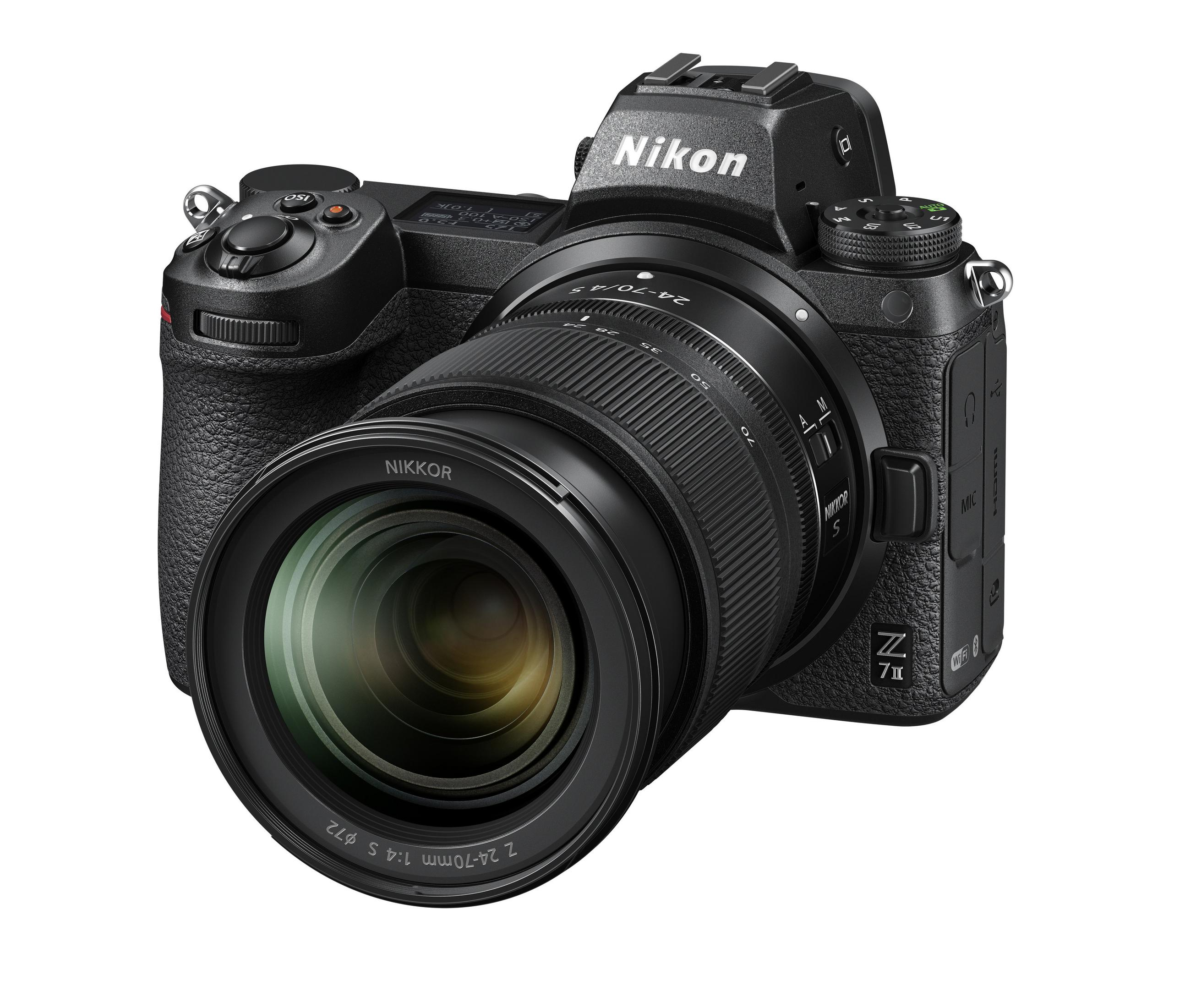 Eine schwarze Nikon-Kamera mit Objektiv, isoliert auf weißem Hintergrund.