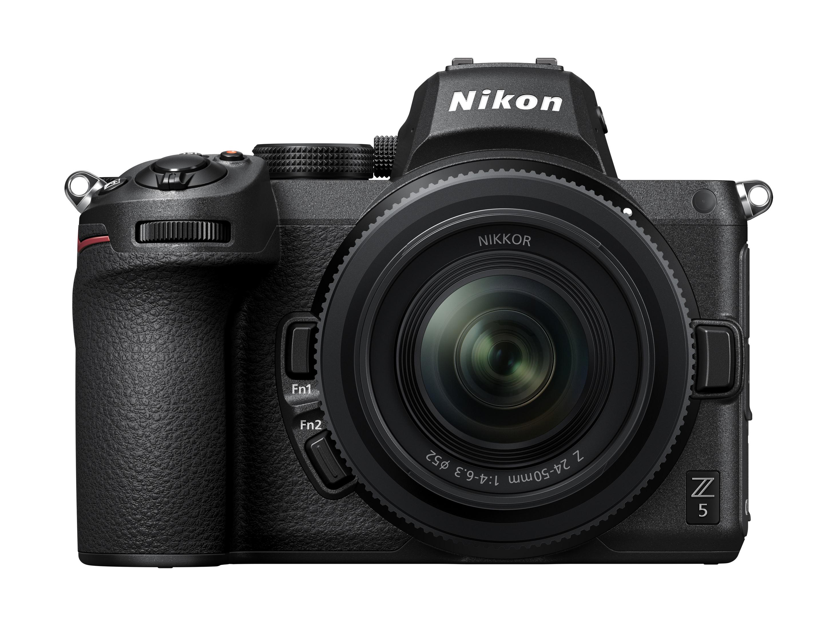 Schwarze Nikon Kamera. Schwarzes Objektiv, Knöpfe. Weißer Hintergrund.