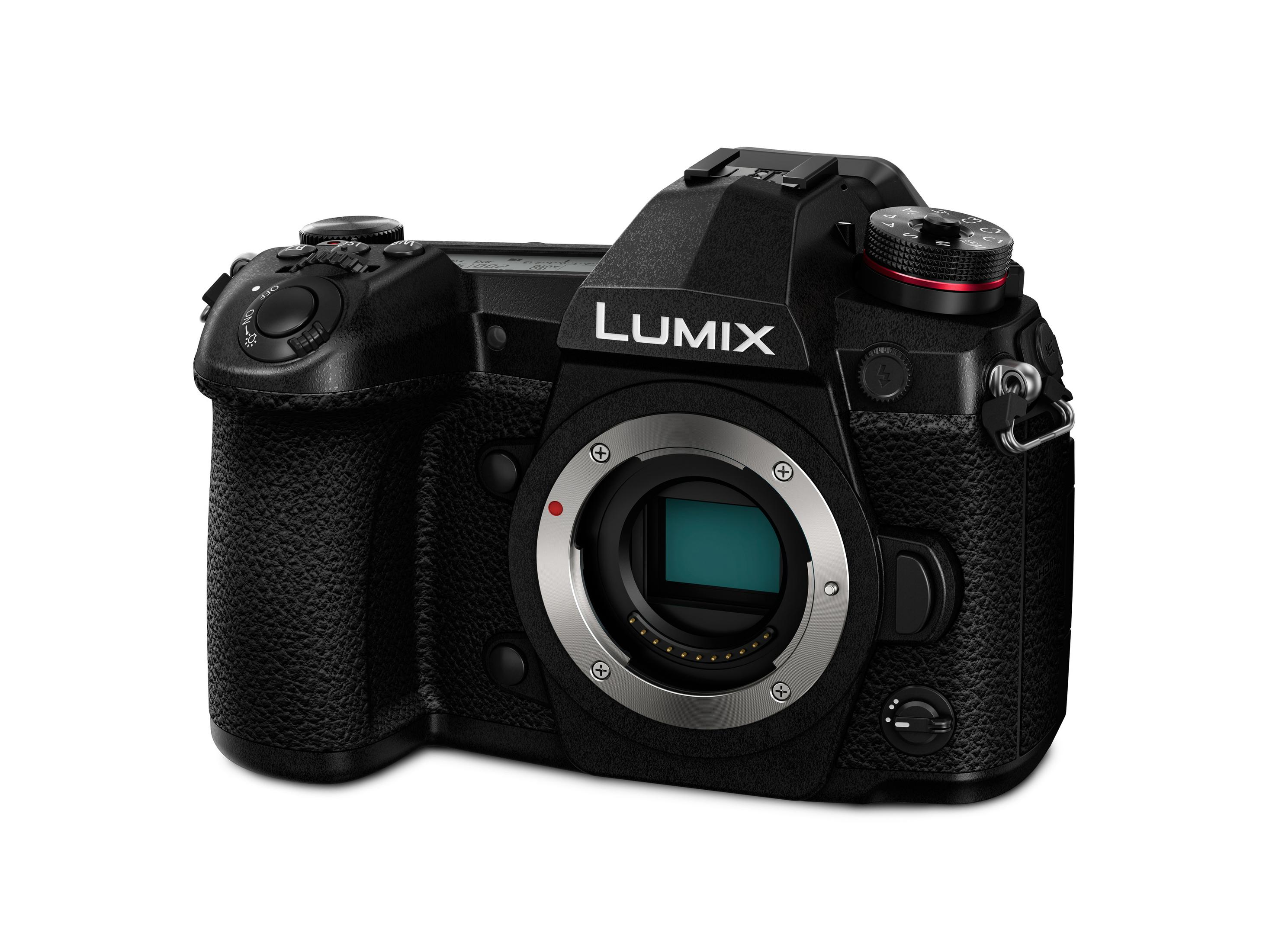 Schwarze Digitalkamera, Marke Lumix, mit Objektiv und verschiedenen Knöpfen, isoliert auf Weiß.