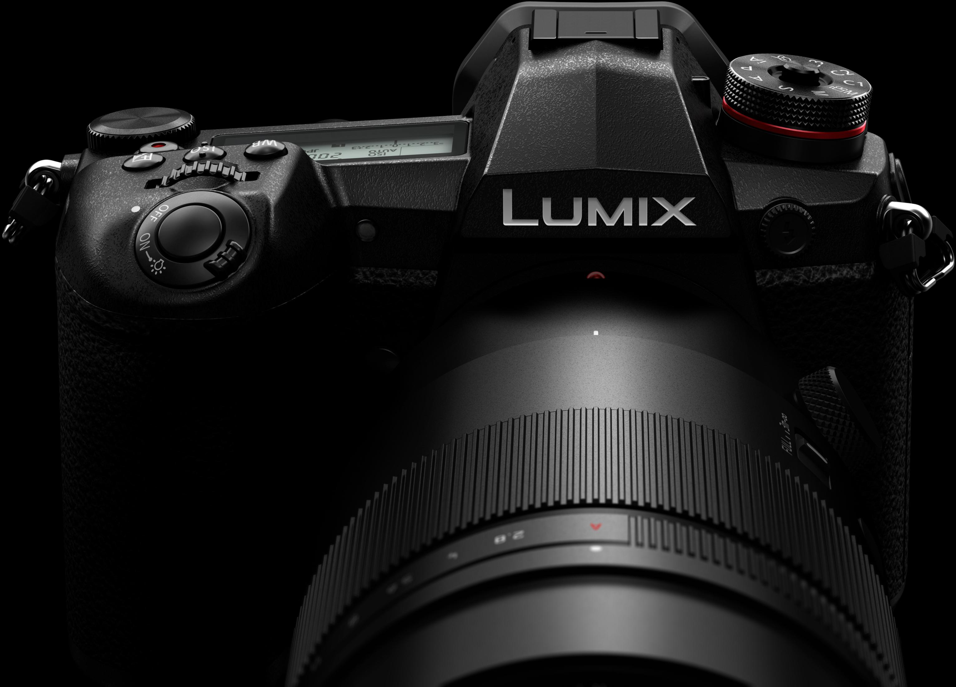 Nahaufnahme einer schwarzen Kamera mit Lumix-Logo und Objektiv. Auf schwarzem Hintergrund.