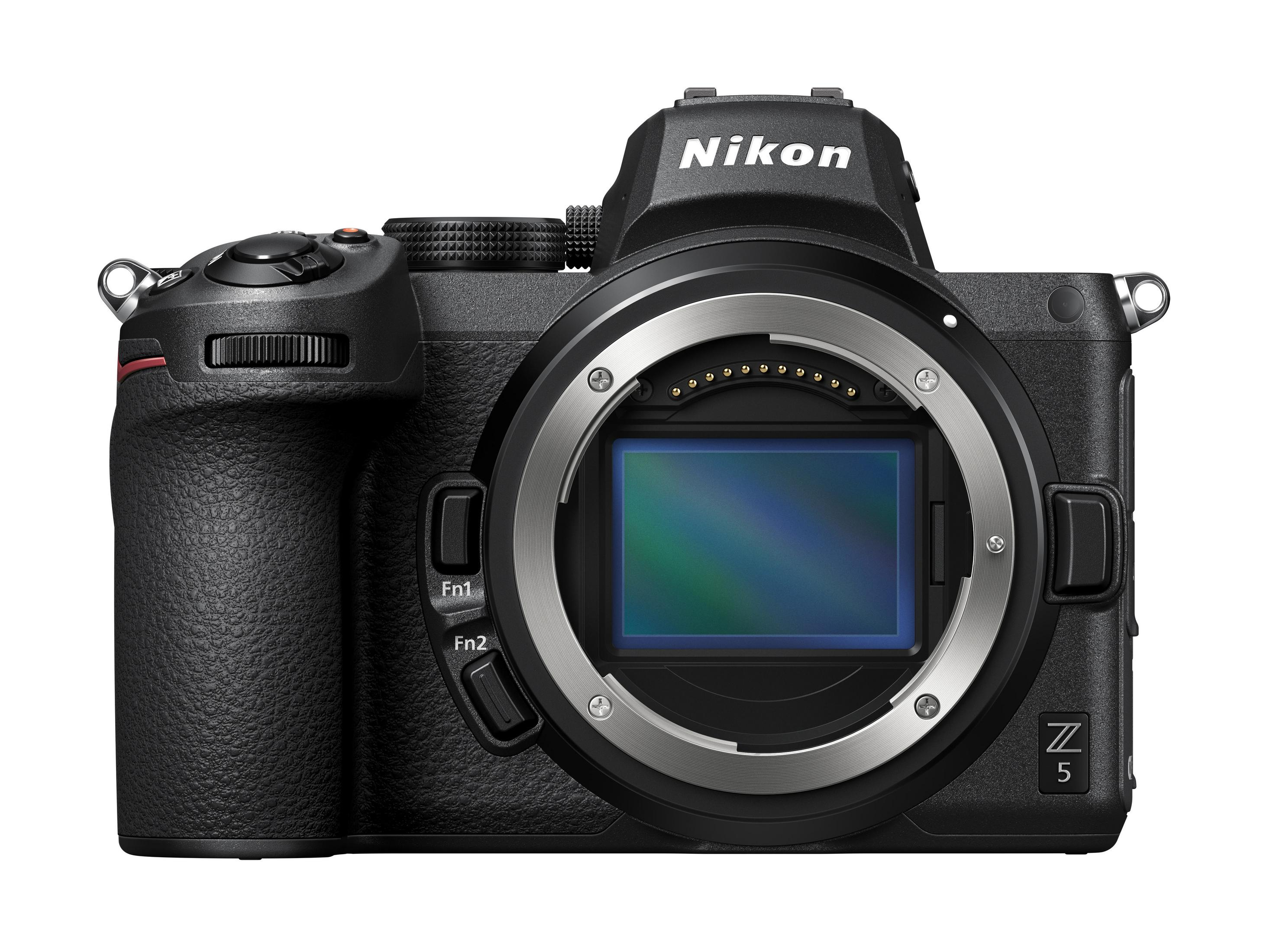 Eine schwarze Nikon Z5 Kamera mit Objektiv und mehreren Knöpfen, von vorne betrachtet.