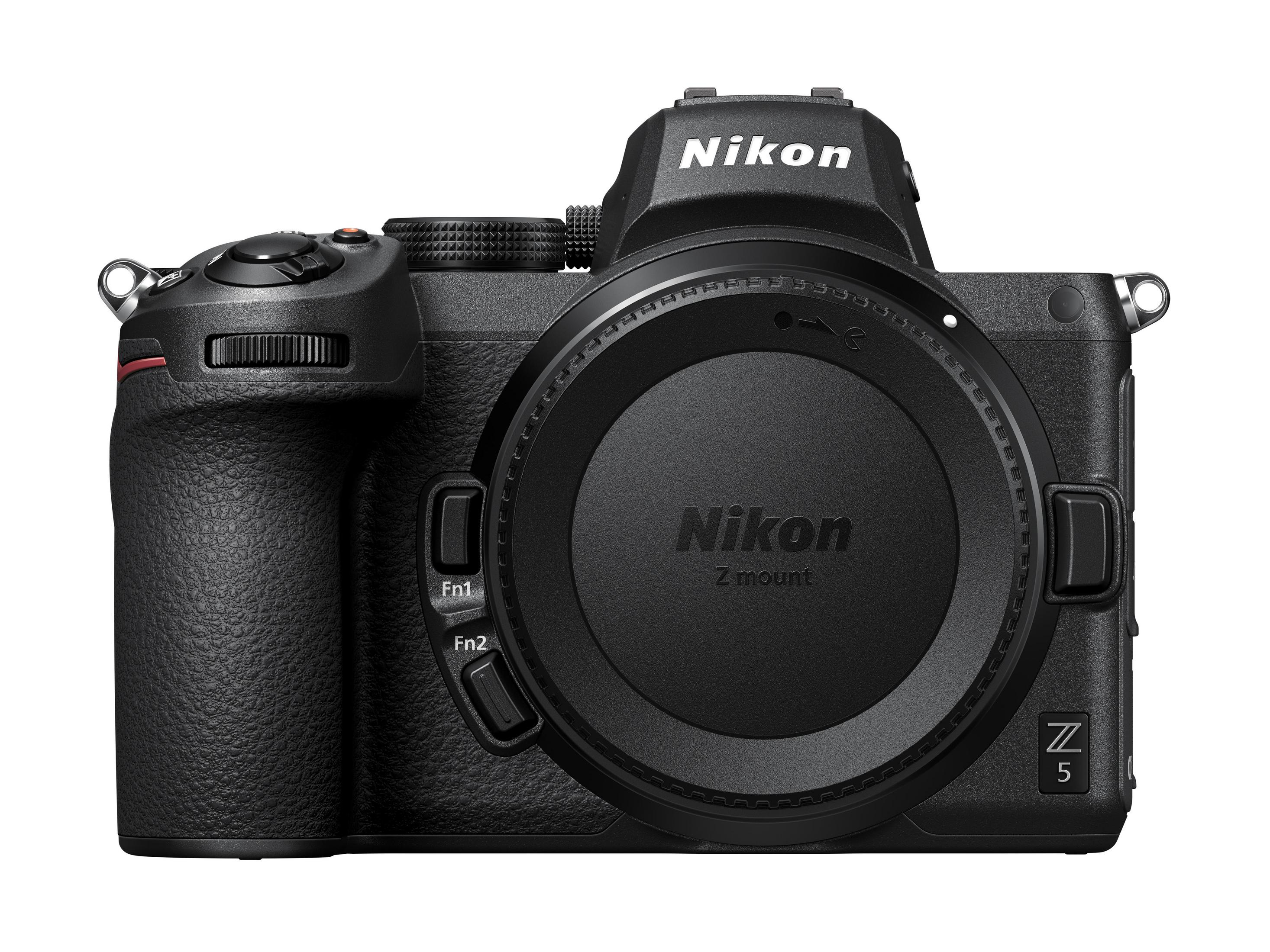 Una fotocamera Nikon Z5 con un copriobiettivo e il logo Nikon.