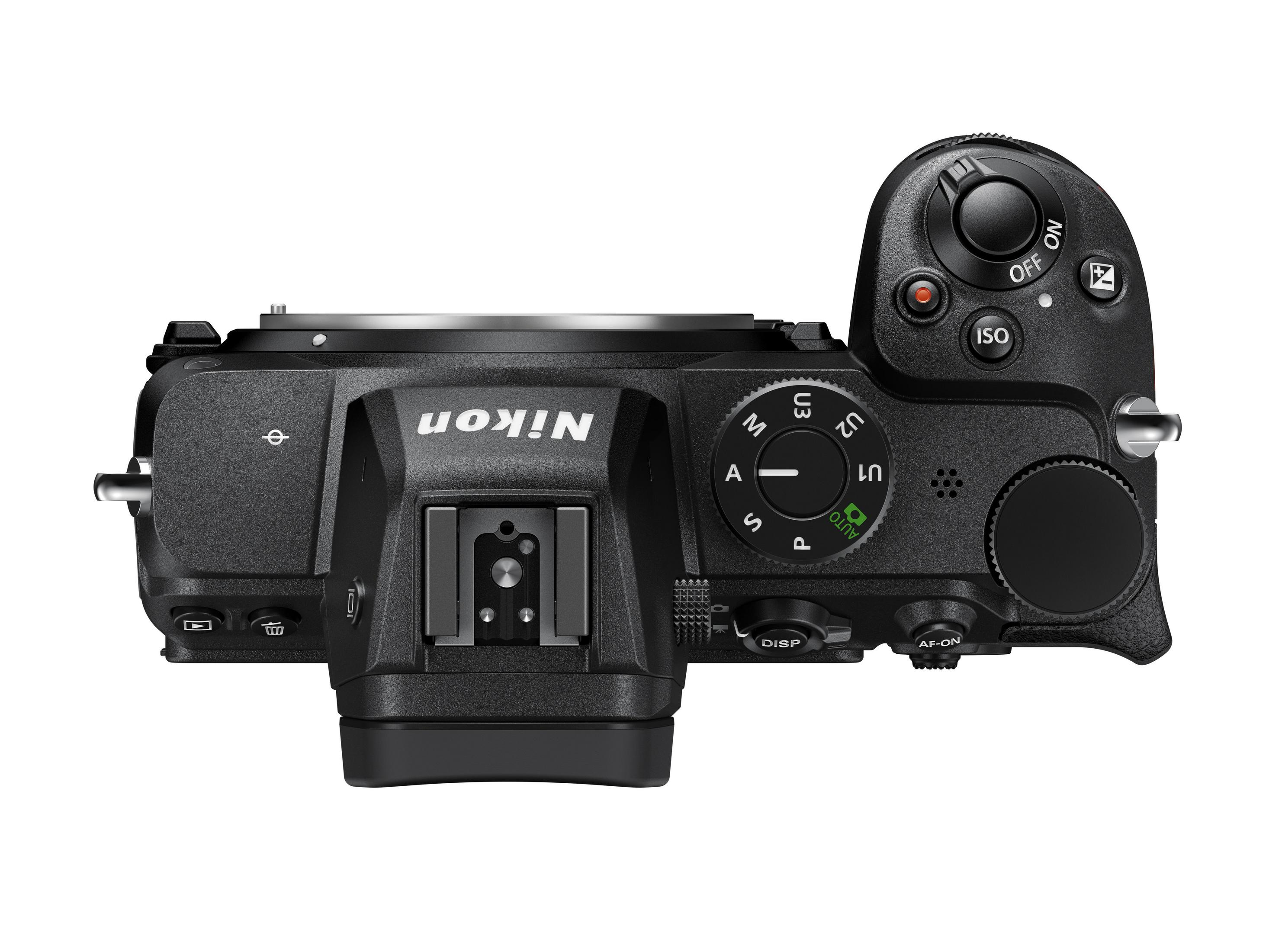 Vista dall'alto di una fotocamera Nikon nera con varie ghiere e pulsanti. Il logo Nikon è visibile.