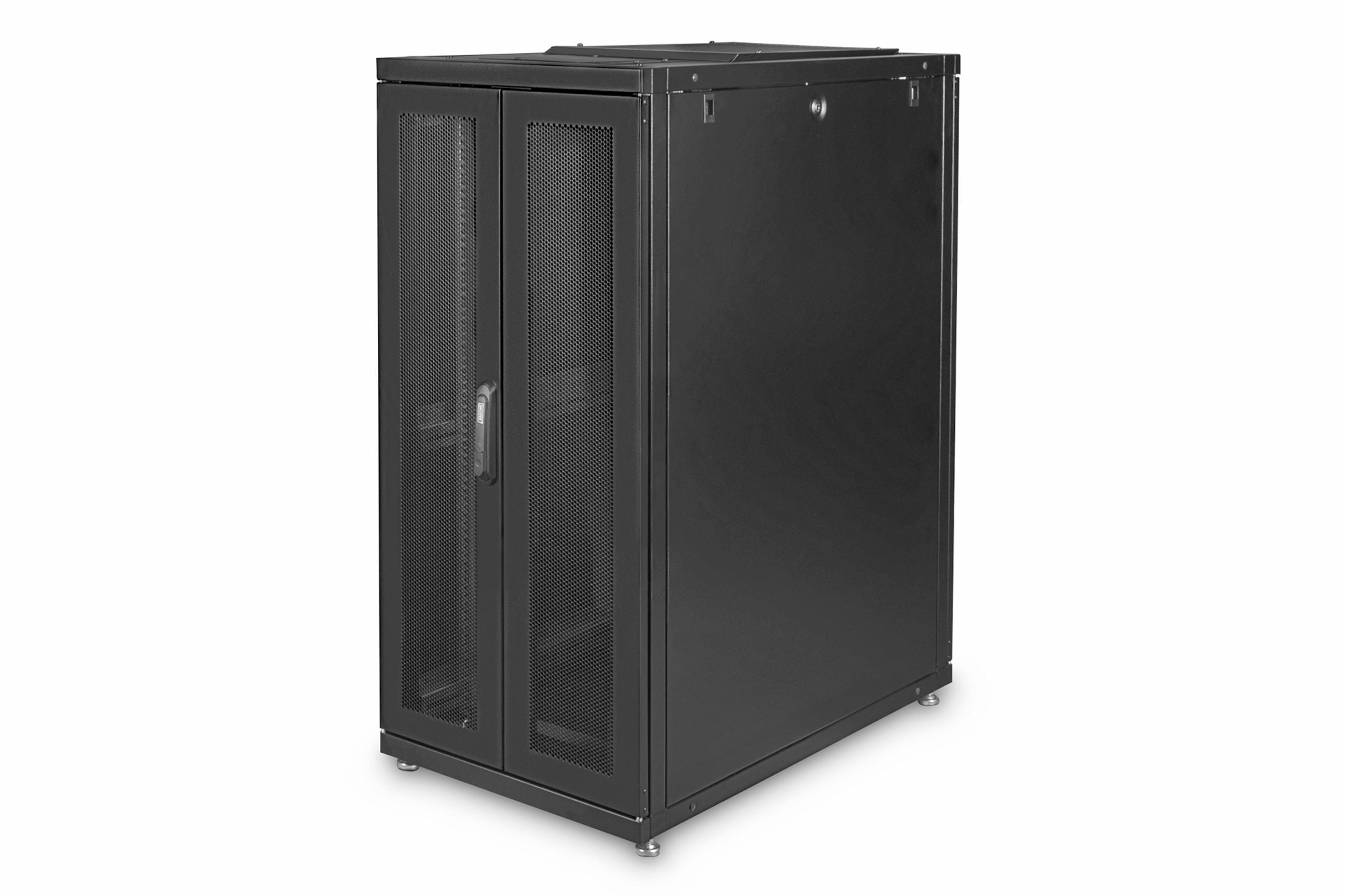 Ein schwarzer Server-Rack-Schrank mit Mesh-Türen auf weißem Hintergrund.