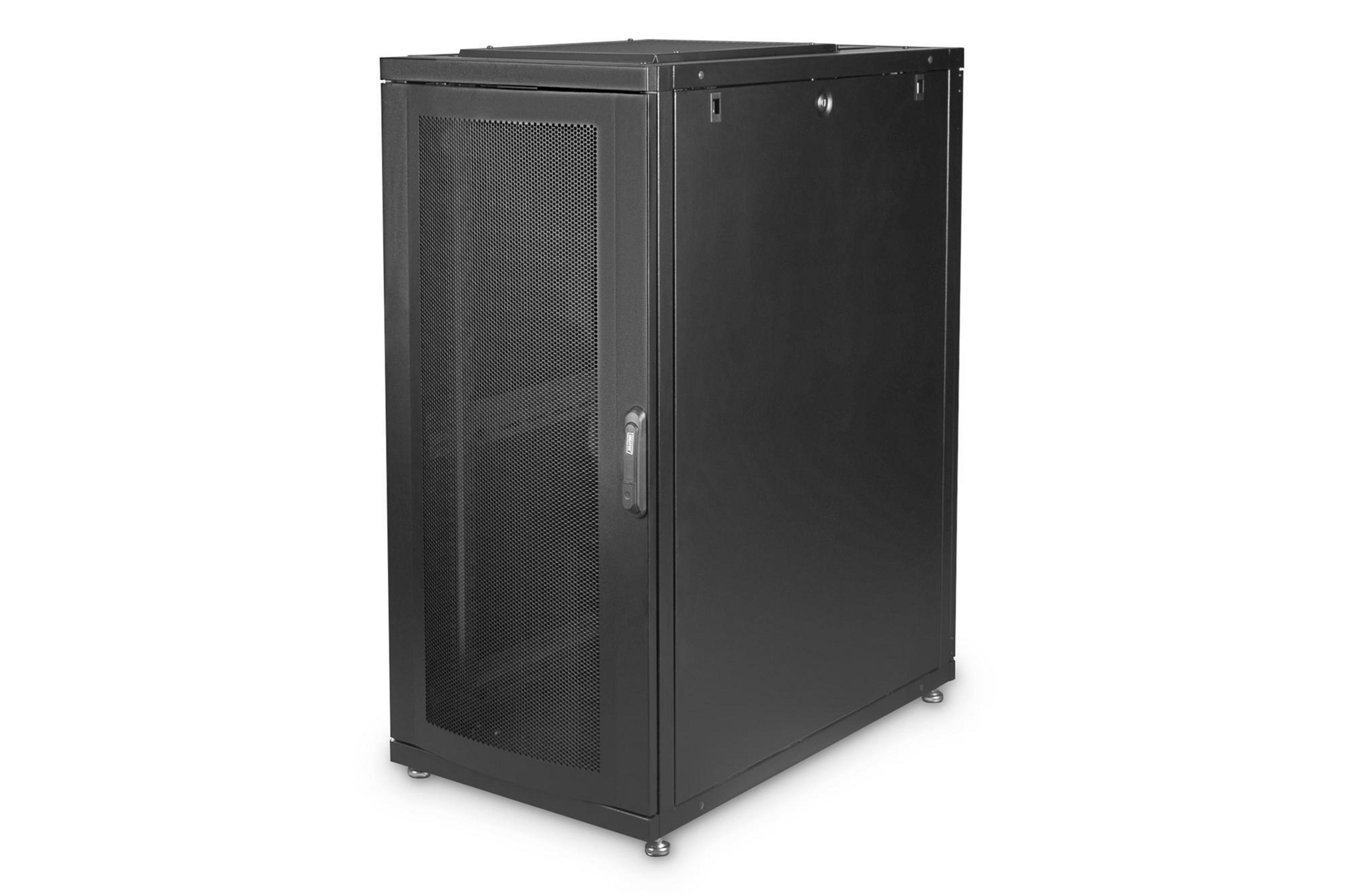 Schwarzer Serverschrank mit Maschentür und Griff an der Seite. Weißer Hintergrund.