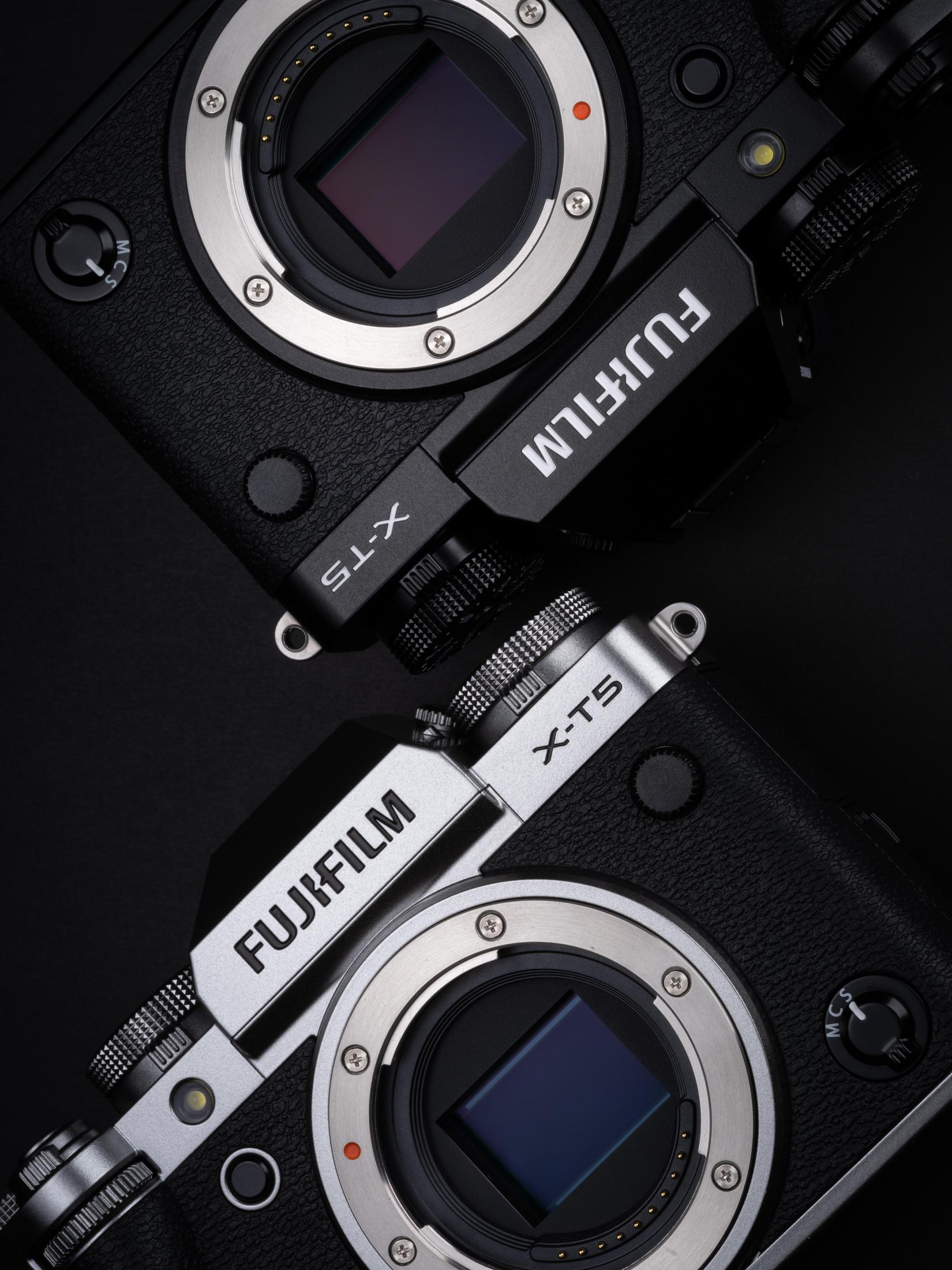 Dos cámaras Fujifilm negras. La superior tiene una etiqueta X-T5 plateada.