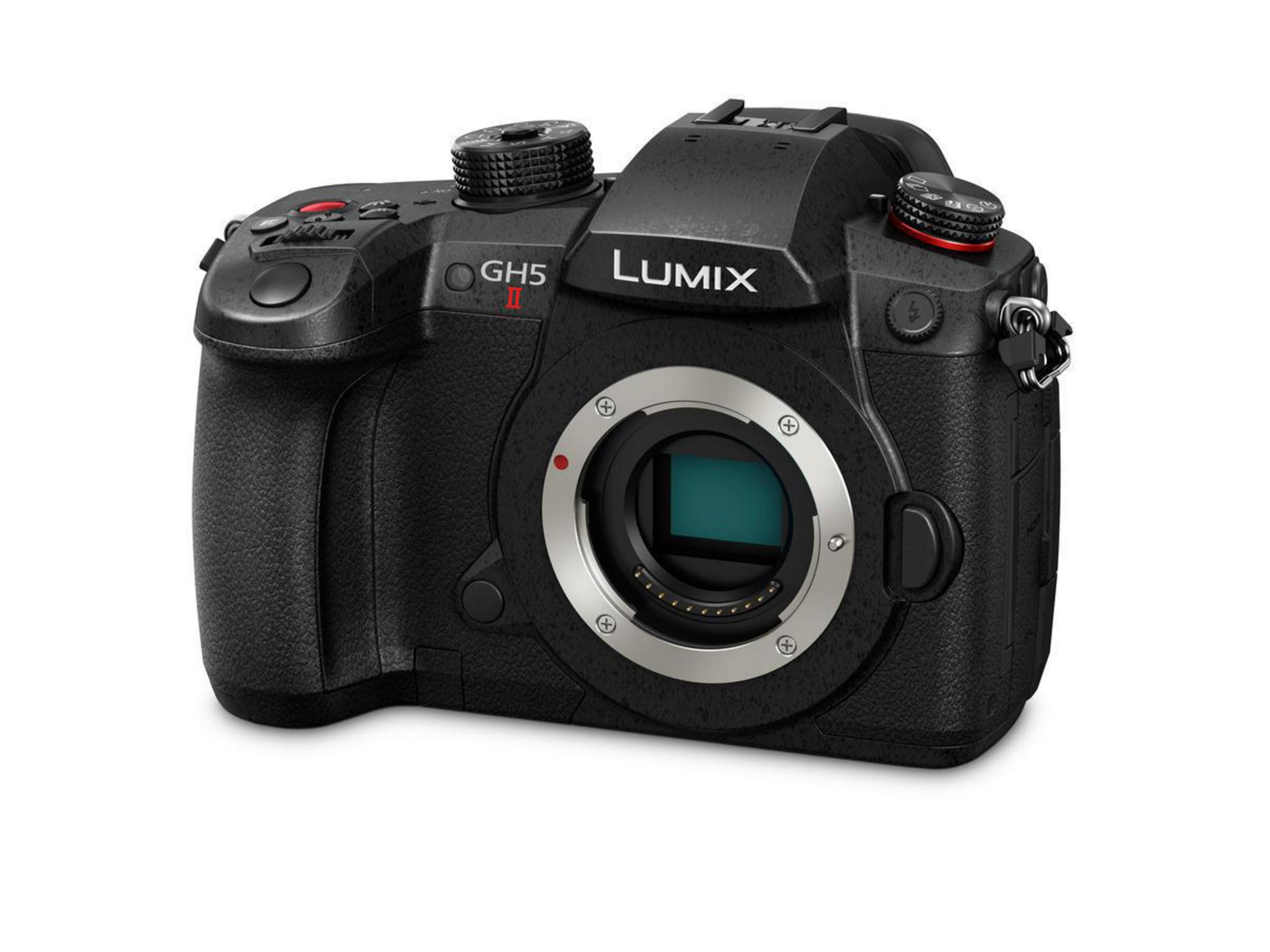 Schwarze Lumix GH5 II Kamera. Die Kamera hat ein Objektiv. Sie ist auf weißem Hintergrund.