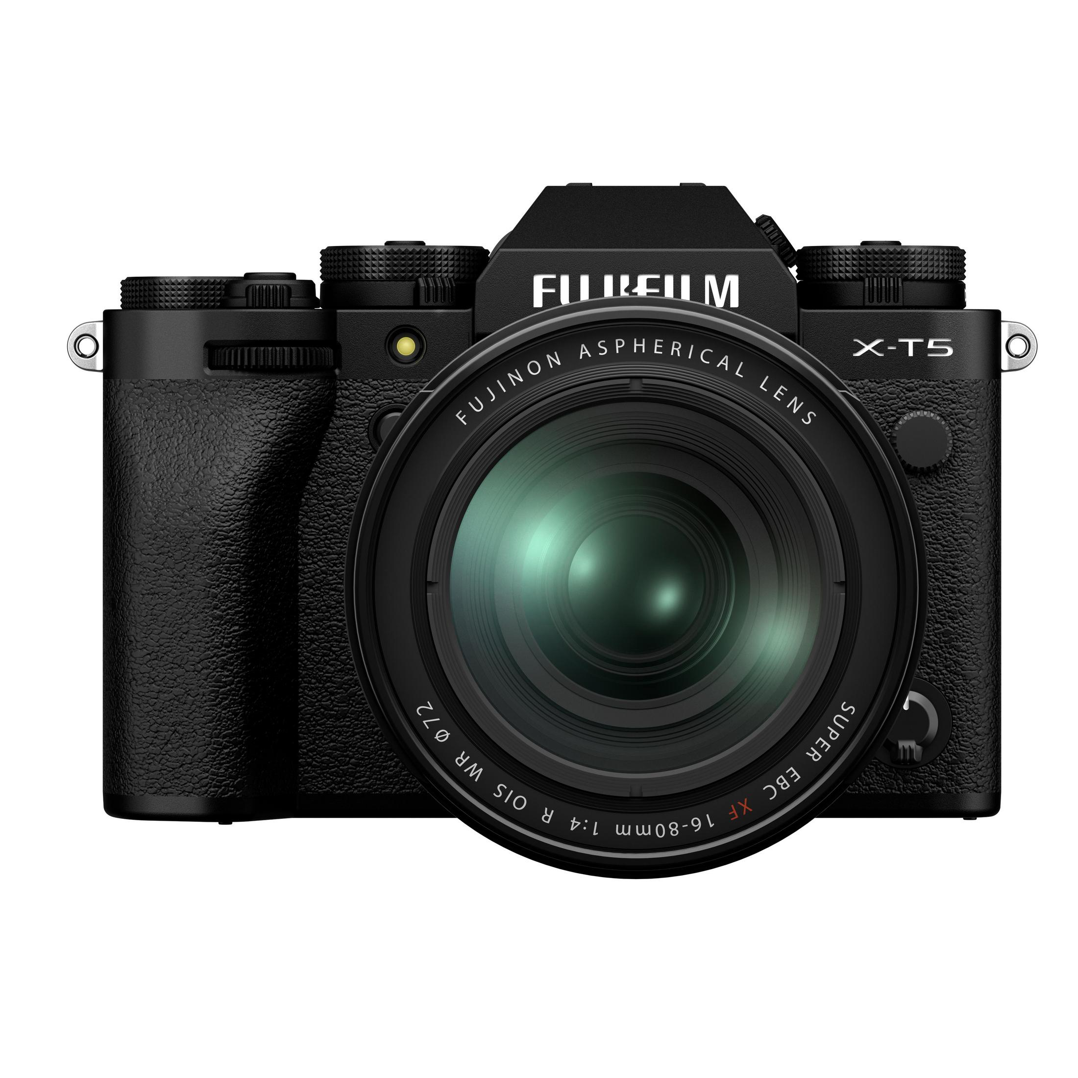 Schwarze Fujifilm X-T5 Kamera mit Objektiv. Bedienelemente sichtbar. Fokus auf dem Objektiv.