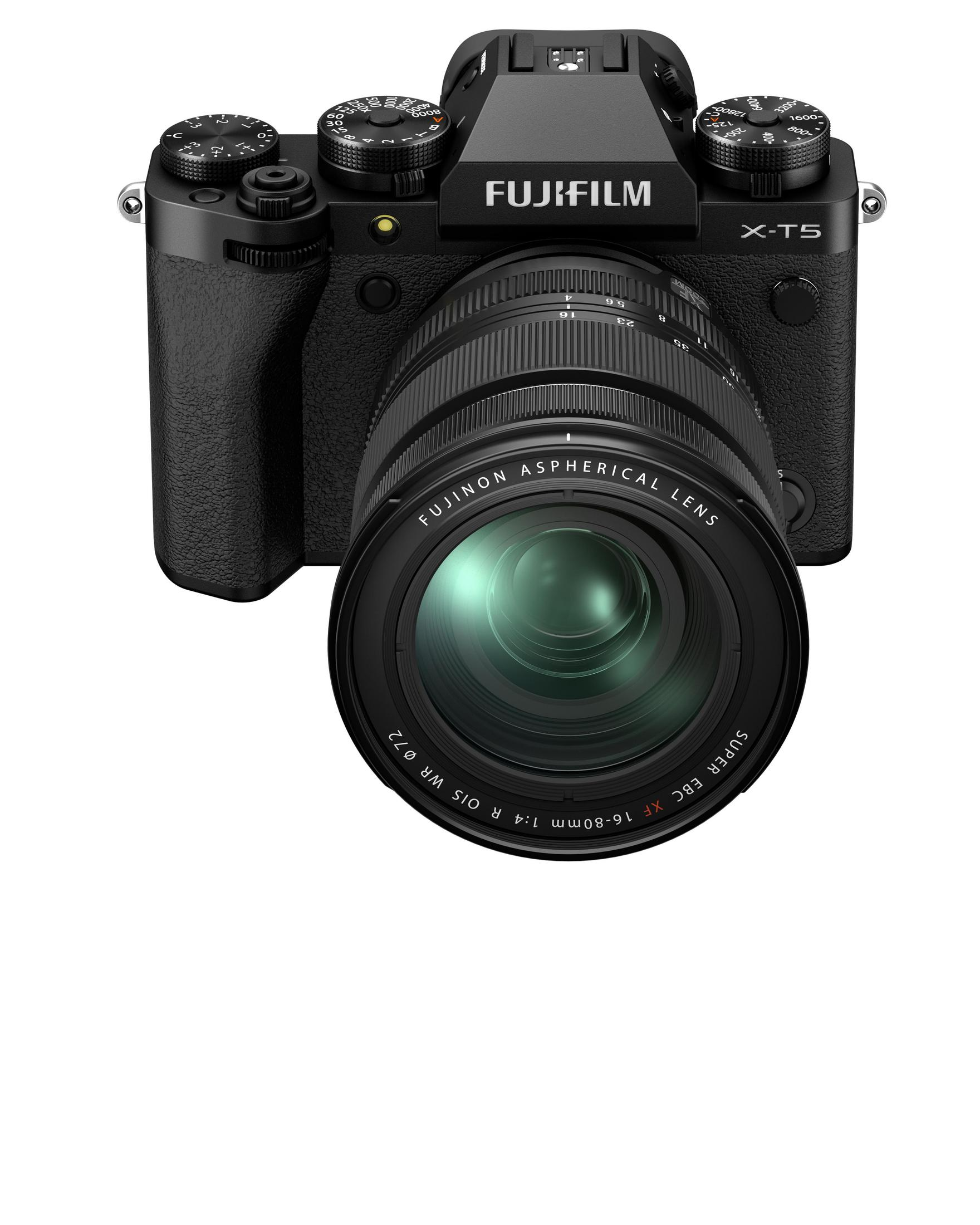 Schwarze Fujifilm-Kamera mit Objektiv, auf Weiß. Fujifilm-Logo sichtbar.