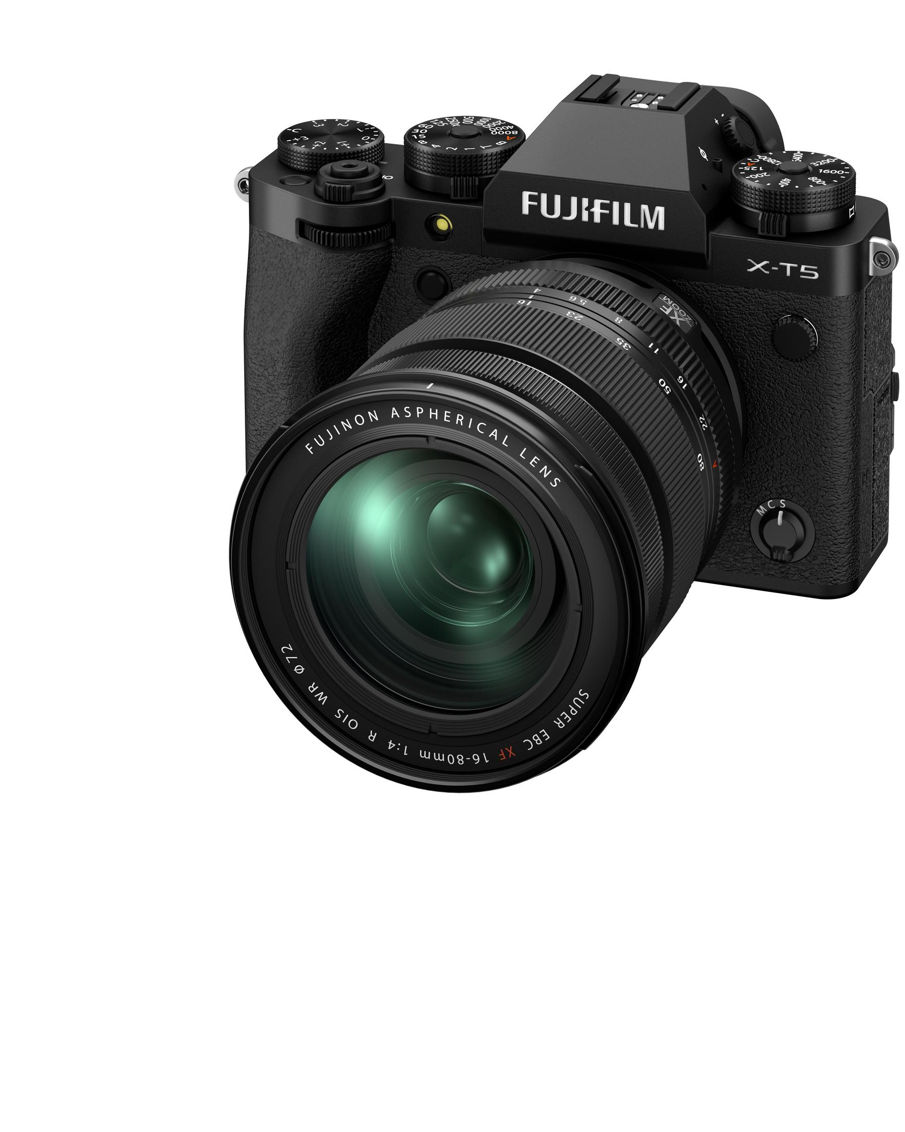 Schwarze Fujifilm X-T5 Kamera mit Objektiv. Das Objektiv ist der Kamera zugewandt.
