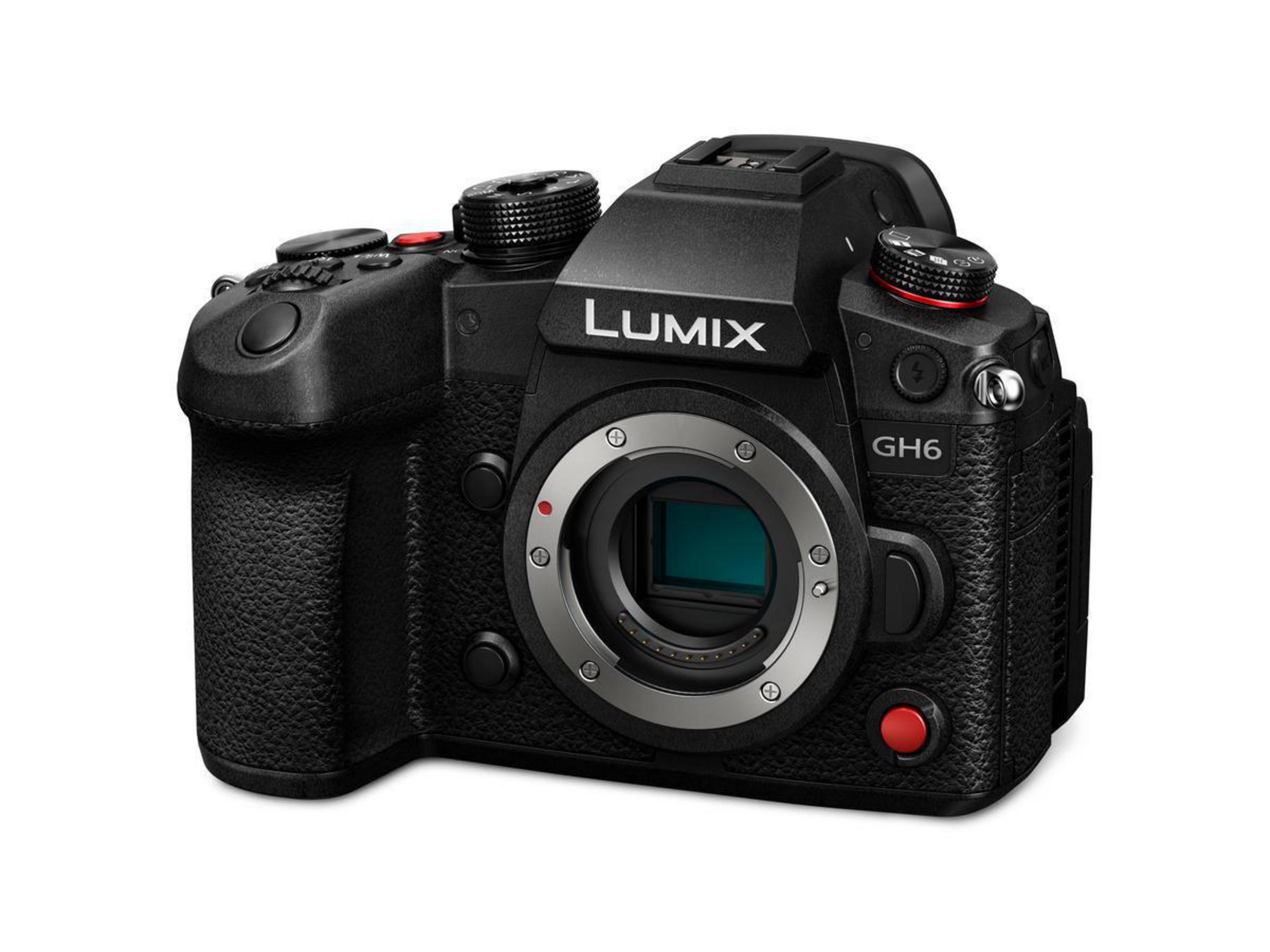 Eine schwarze Lumix GH6 Kamera auf weißem Hintergrund, die das Objektiv zeigt.