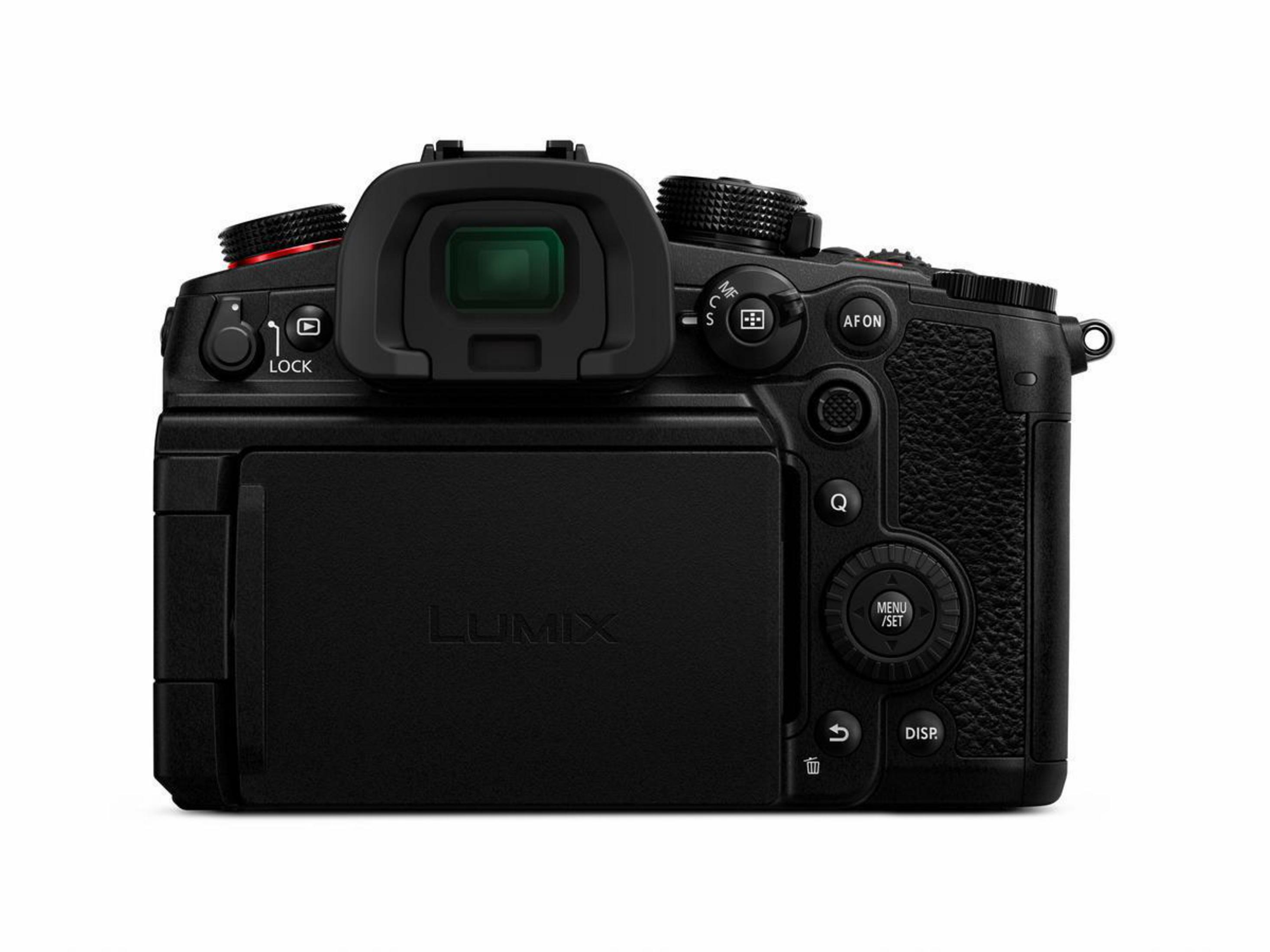 Eine schwarze Kamera mit hochgeklapptem Bildschirm. Der Bildschirm zeigt das LUMIX-Logo.