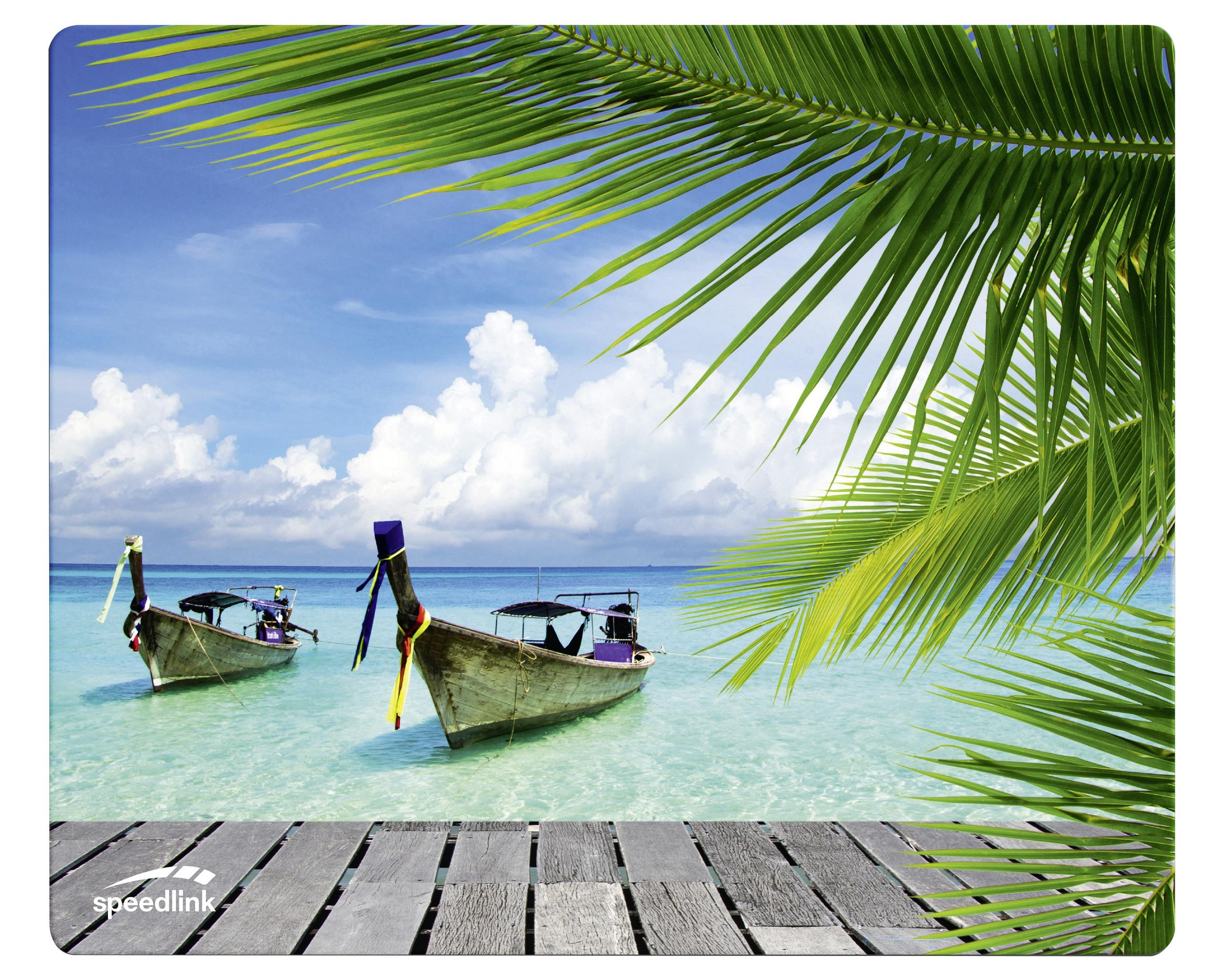 Zwei Boote auf dem Wasser nahe einem Holzsteg. Palmwedel rechts oben. Blauer Himmel.