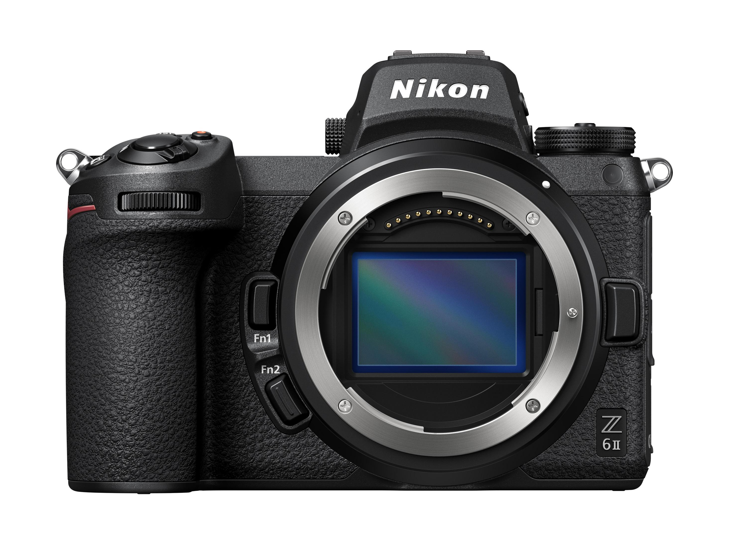 Nahaufnahme einer Nikon Z 6II Kamera. Das Kameraobjektiv steht im Mittelpunkt. Schwarz mit silbernen Akzenten.