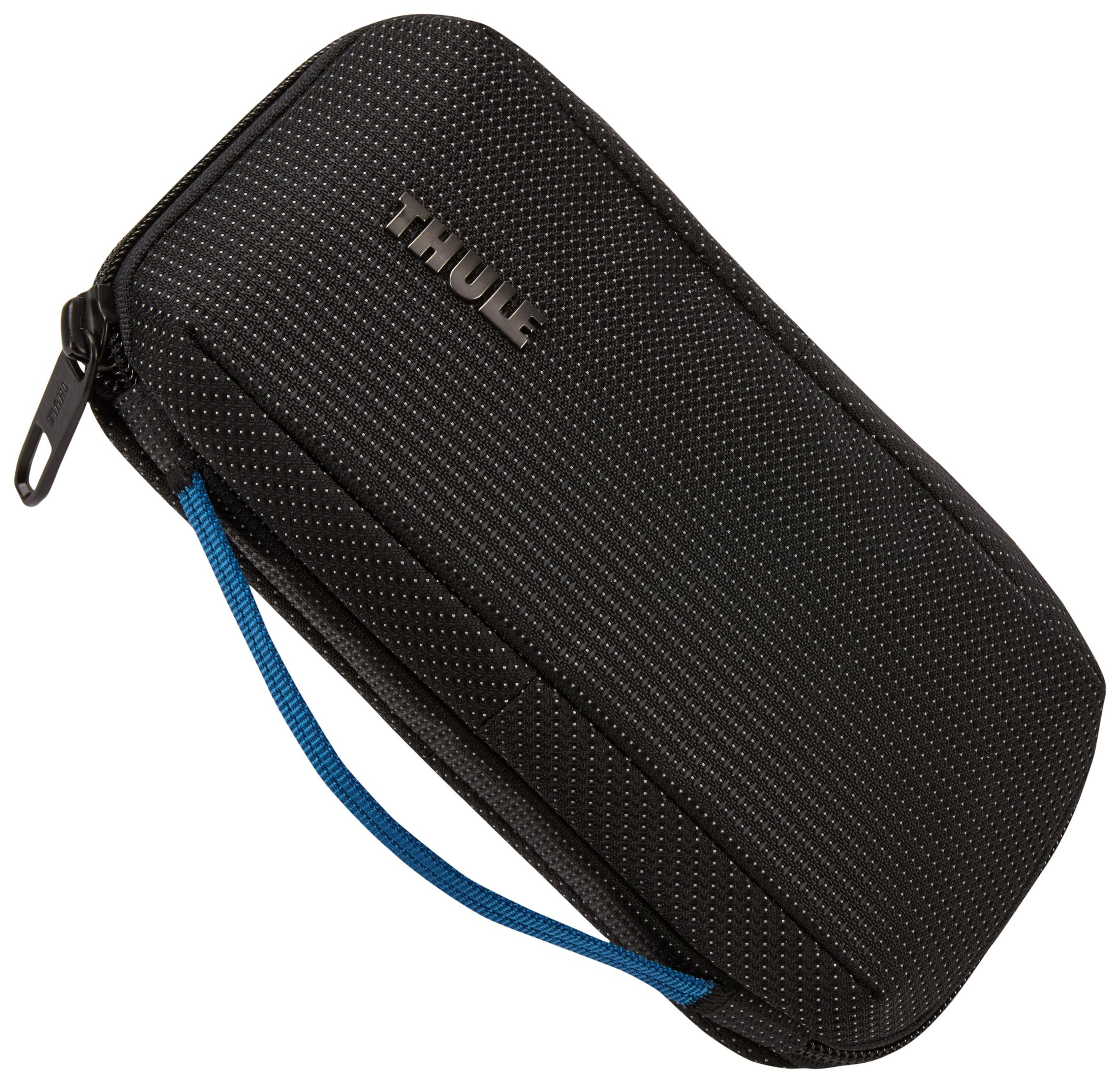 Schwarze Thule-Reisetasche mit blauem Griff auf weißem Hintergrund.