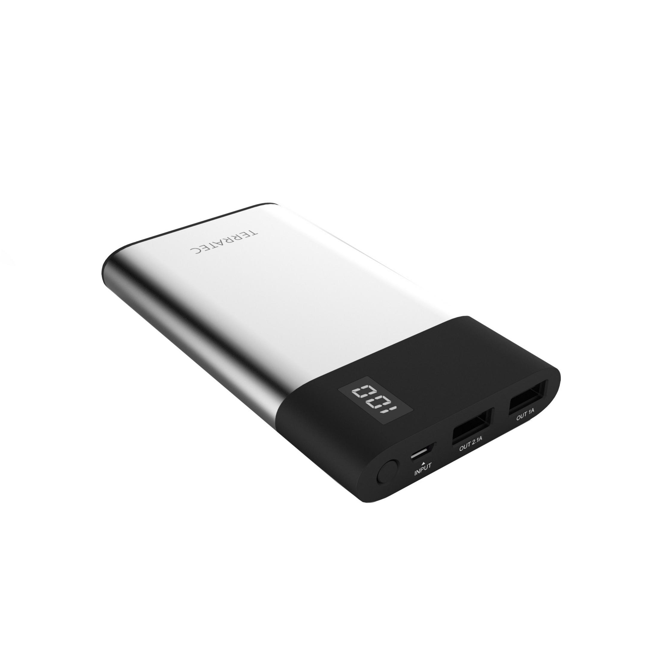 Silberne und schwarze Terratec Powerbank. Zeigt 100 % Ladung an. Eingangs- und Ausgangsanschlüsse. Weißer Hintergrund.