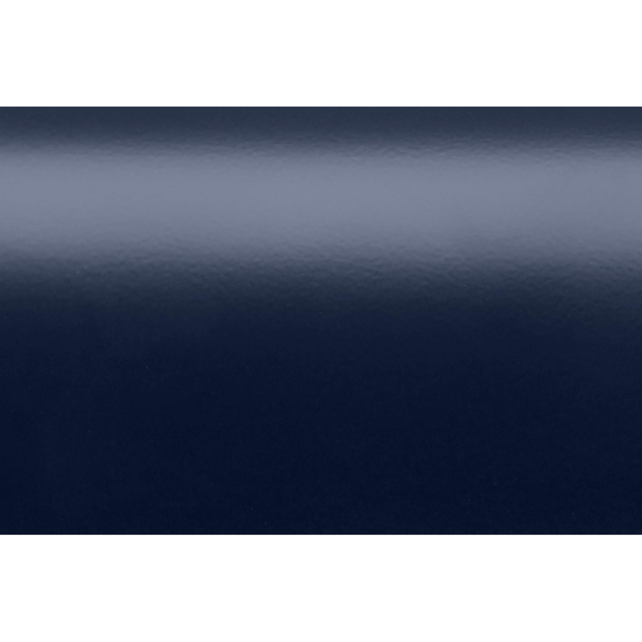 Dunkelblaue, glänzende Oberfläche, die Licht reflektiert, möglicherweise eine lackierte Wand.
