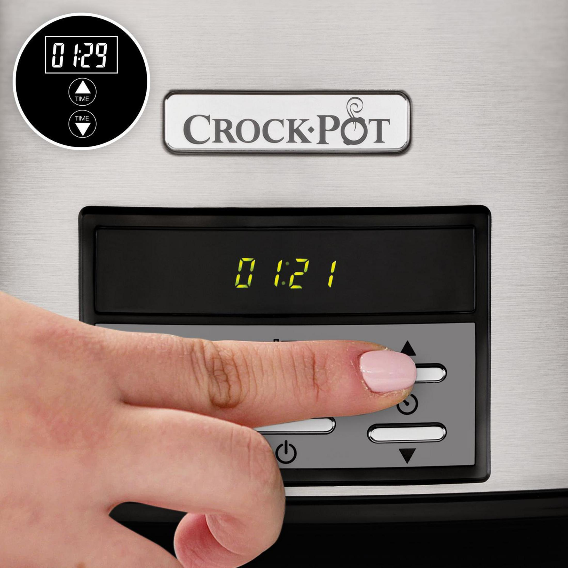 Dłoń naciska przycisk na Crock-Pot. Wyświetlacz pokazuje 01:21. Widoczne logo Crock-Pot.