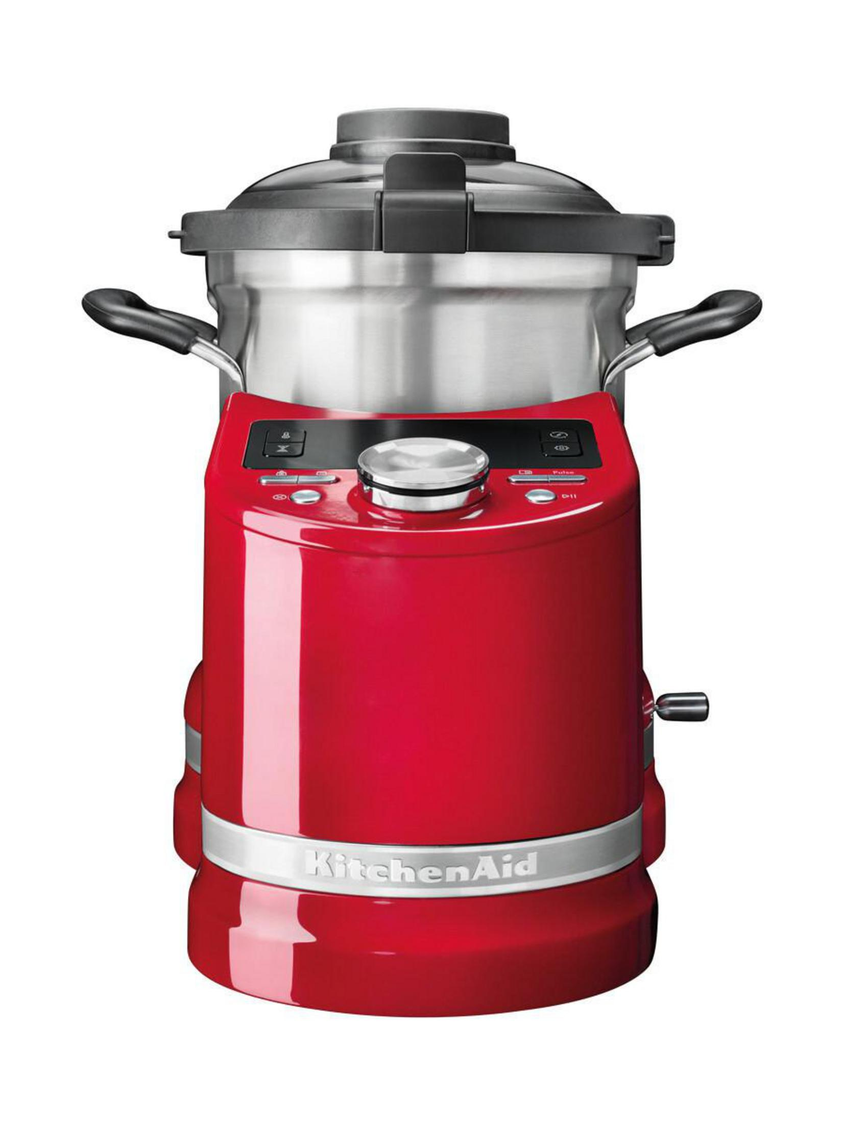 Ein roter KitchenAid-Küchenroboter mit schwarzem Deckel. Es hat silberne Akzente und ein Display.