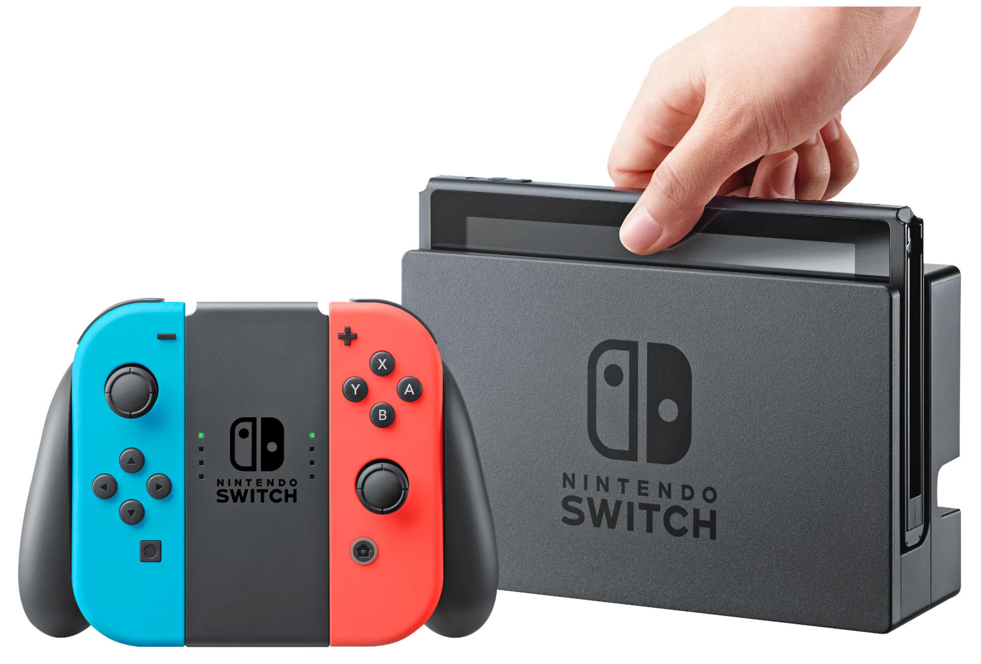 Een Nintendo Switch-console en controllers. Een hand houdt de console vast. Witte achtergrond.